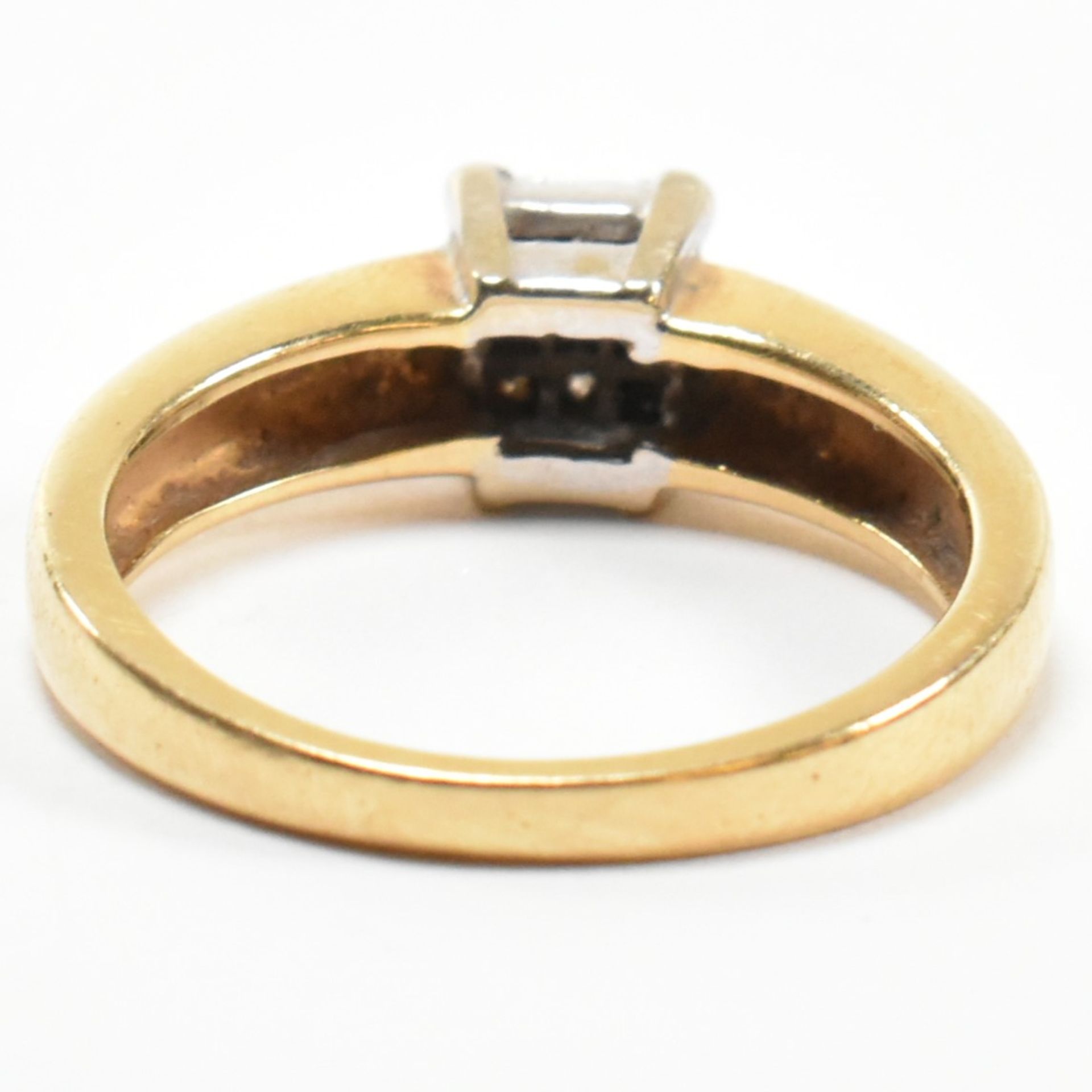 HALLMARKED 18CT GOLD & DIAMOND CLUSTER RING - Image 2 of 10