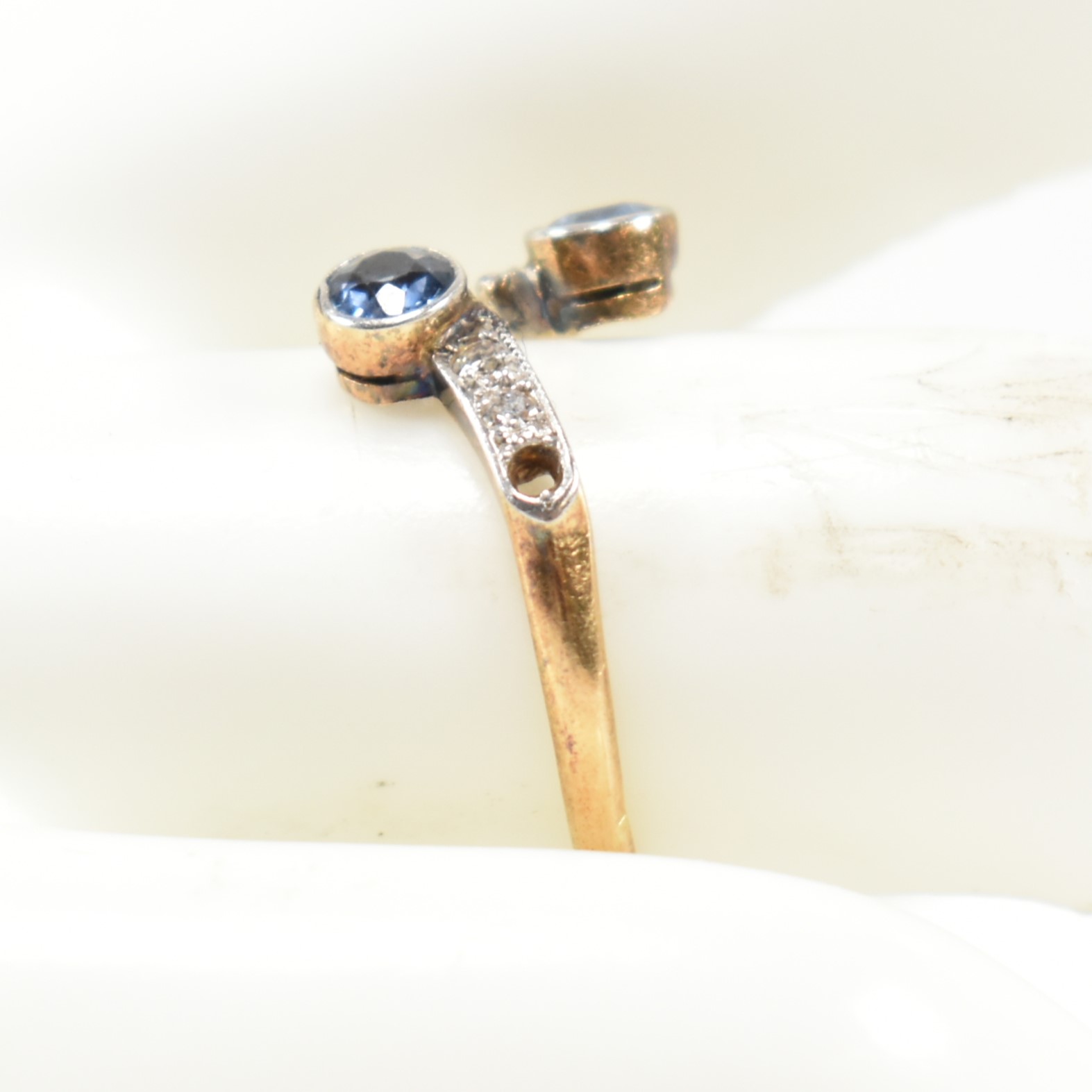 18CT GOLD SAPPHIRE & DIAMOND CROSS OVER RING - Image 8 of 8