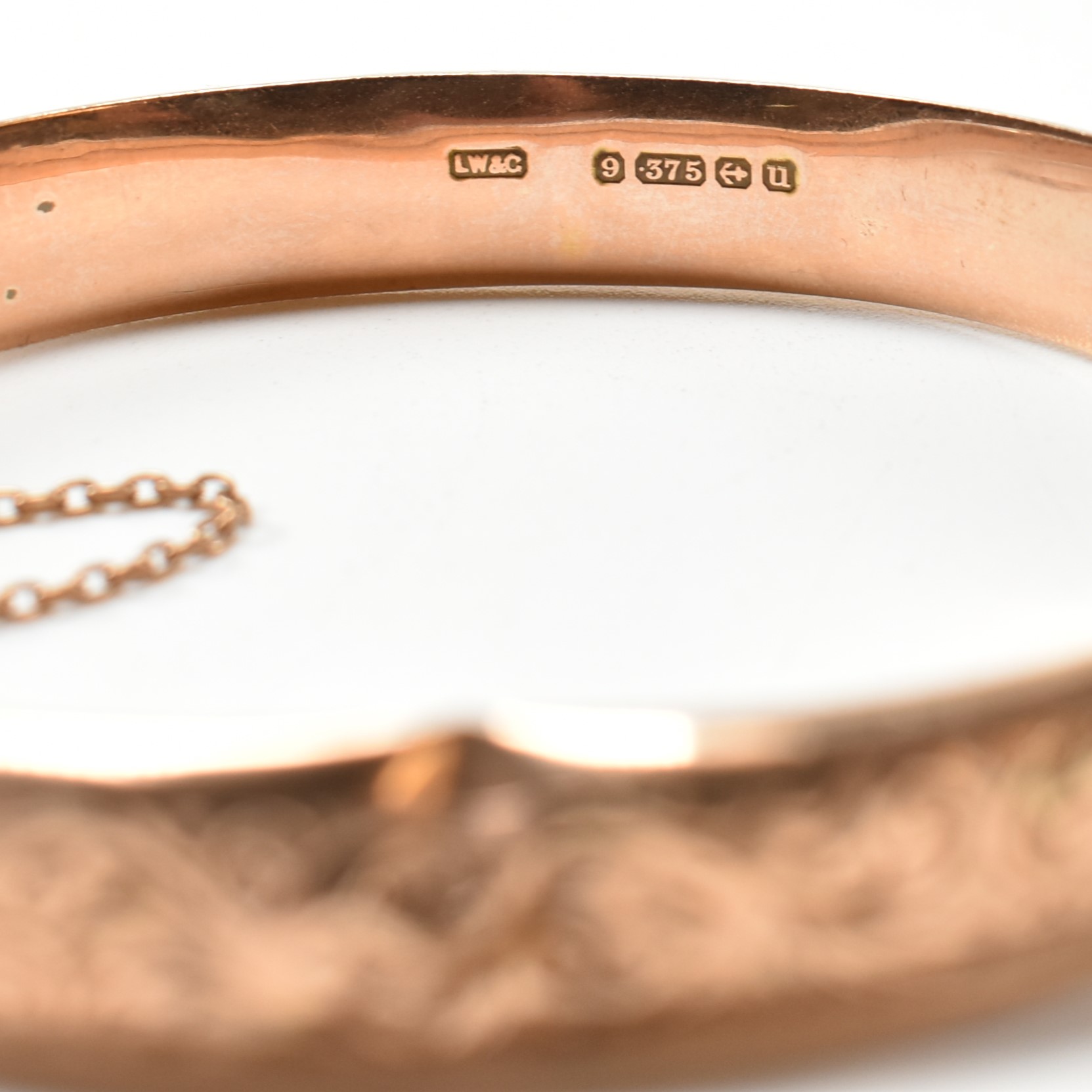 EARLY 20TH CENTURY HALLMARKED 9CT ROSE GOLD ENGRAVED HINGED BANGLE - Bild 2 aus 4