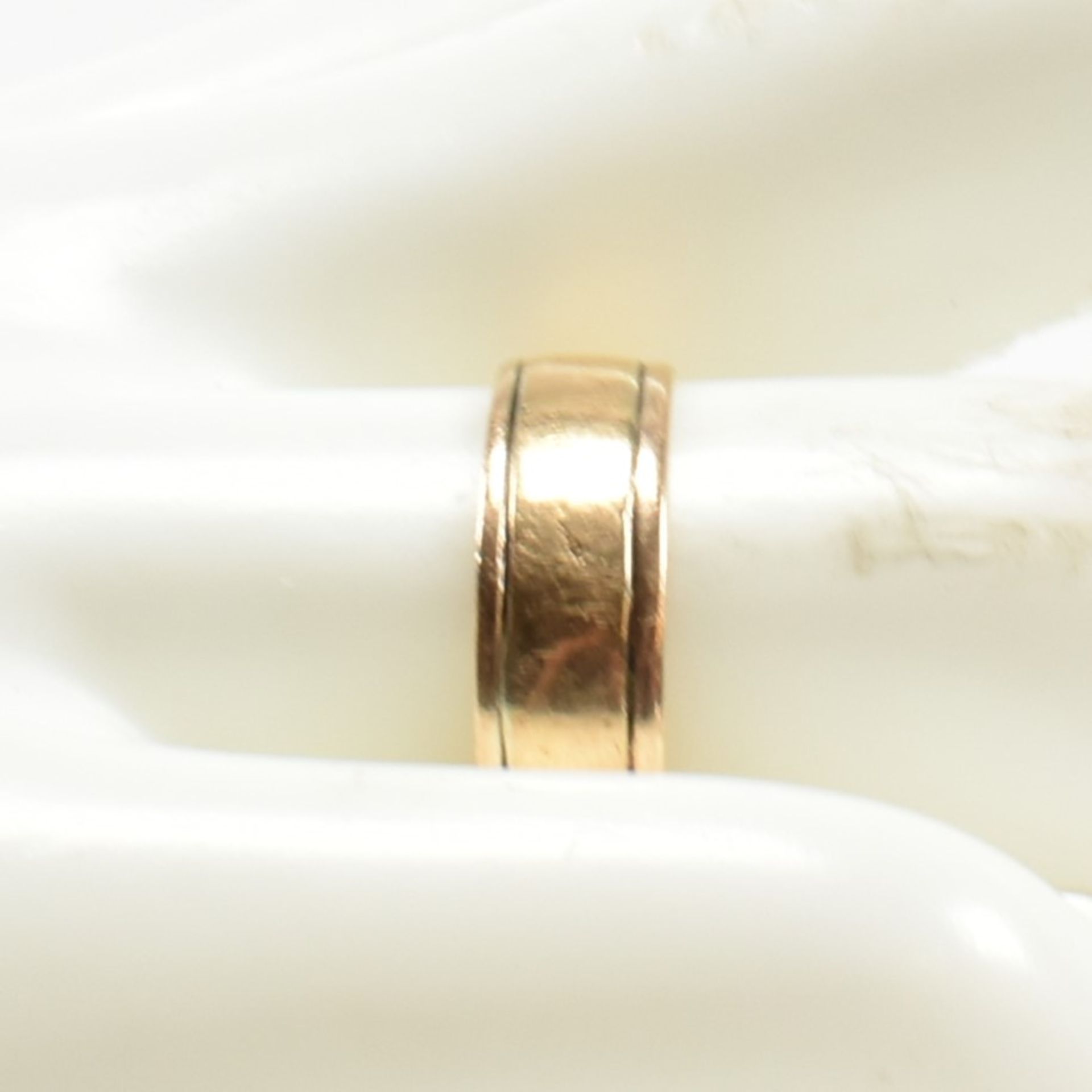 VICTORIAN HALLMARKED 18CT GOLD BAND RING - Image 4 of 4