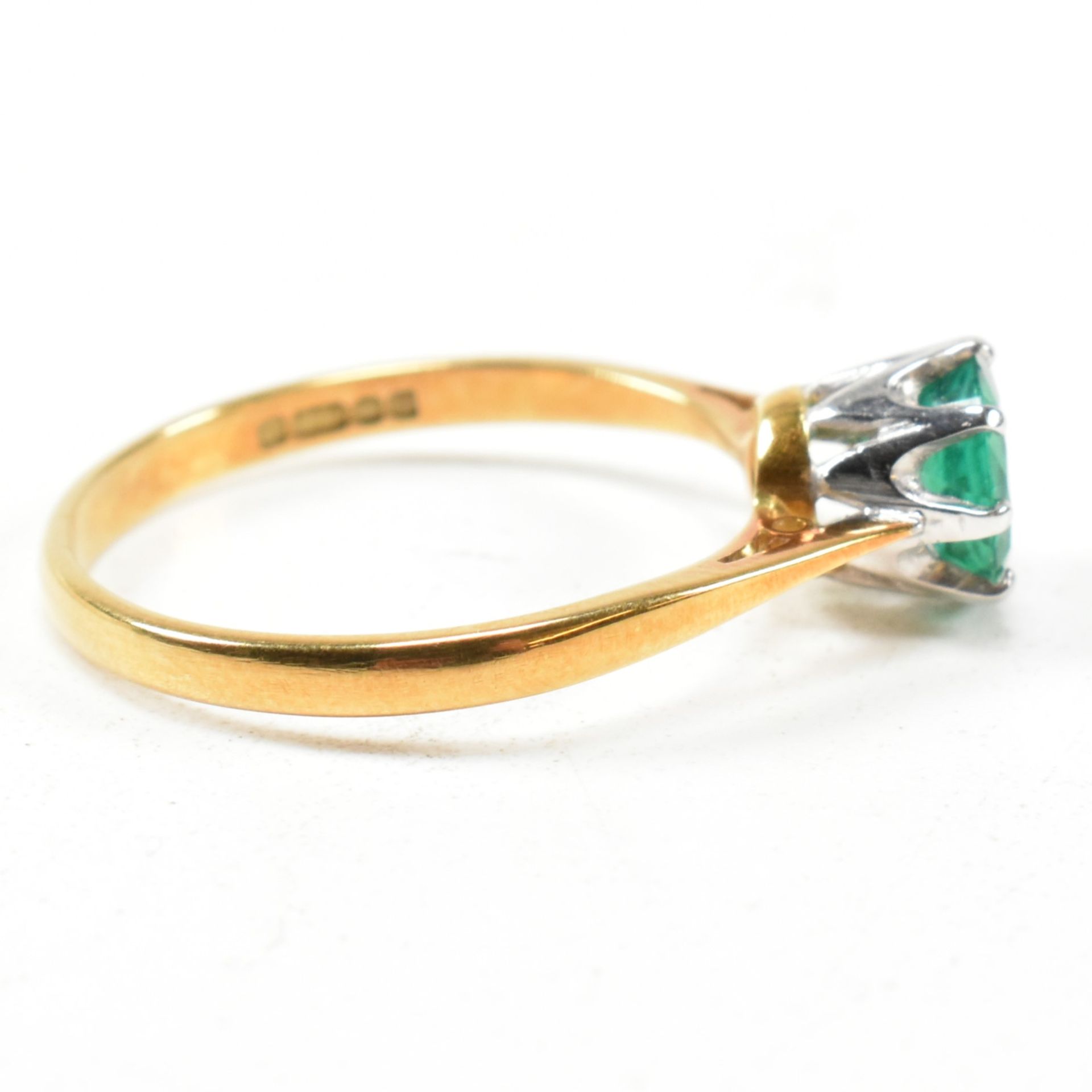 HALLMARKED 18CT GOLD & EMERALD SOLITAIRE RING - Image 4 of 10