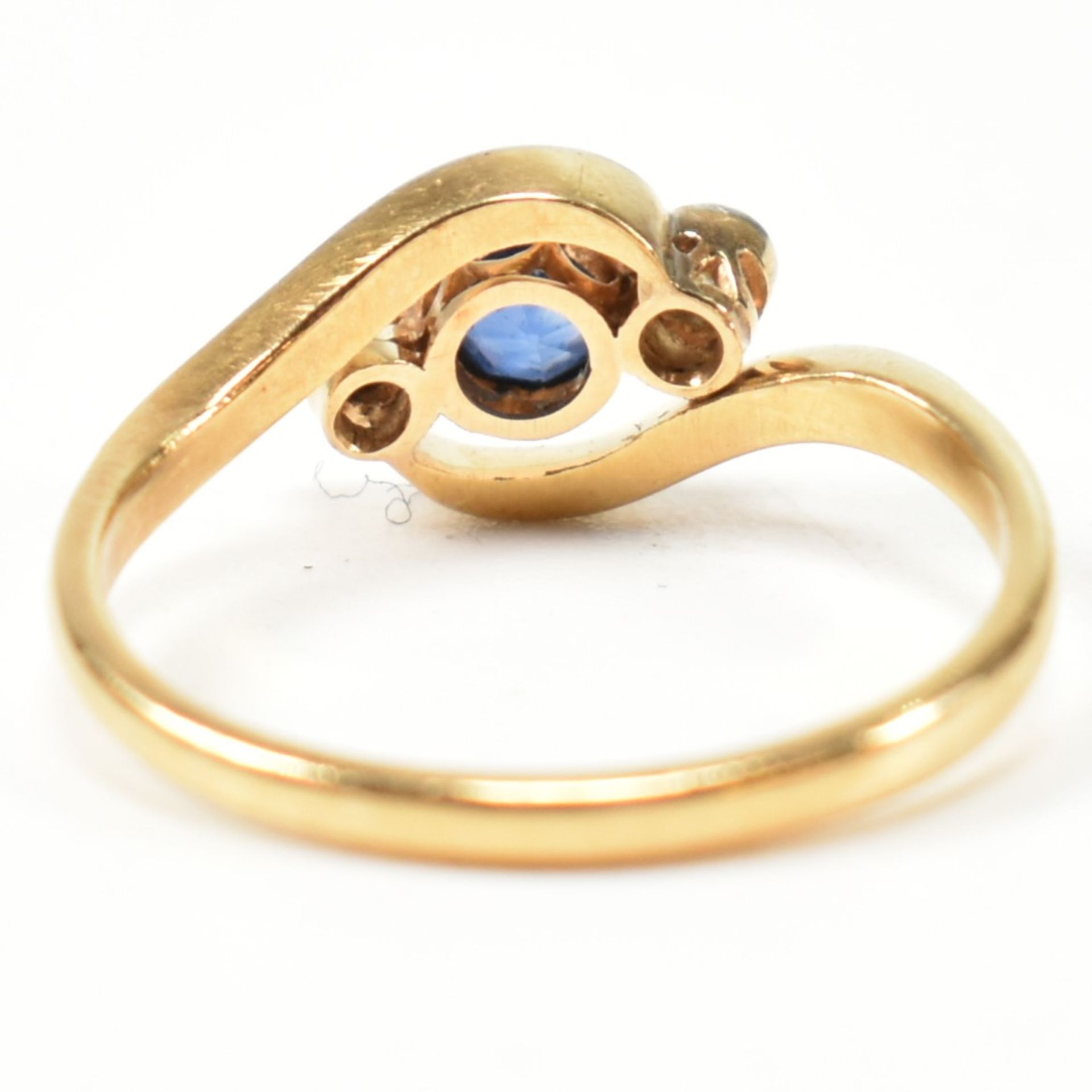 18CT GOLD DIAMOND & SAPPHIRE CROSSOVER RING - Image 3 of 9