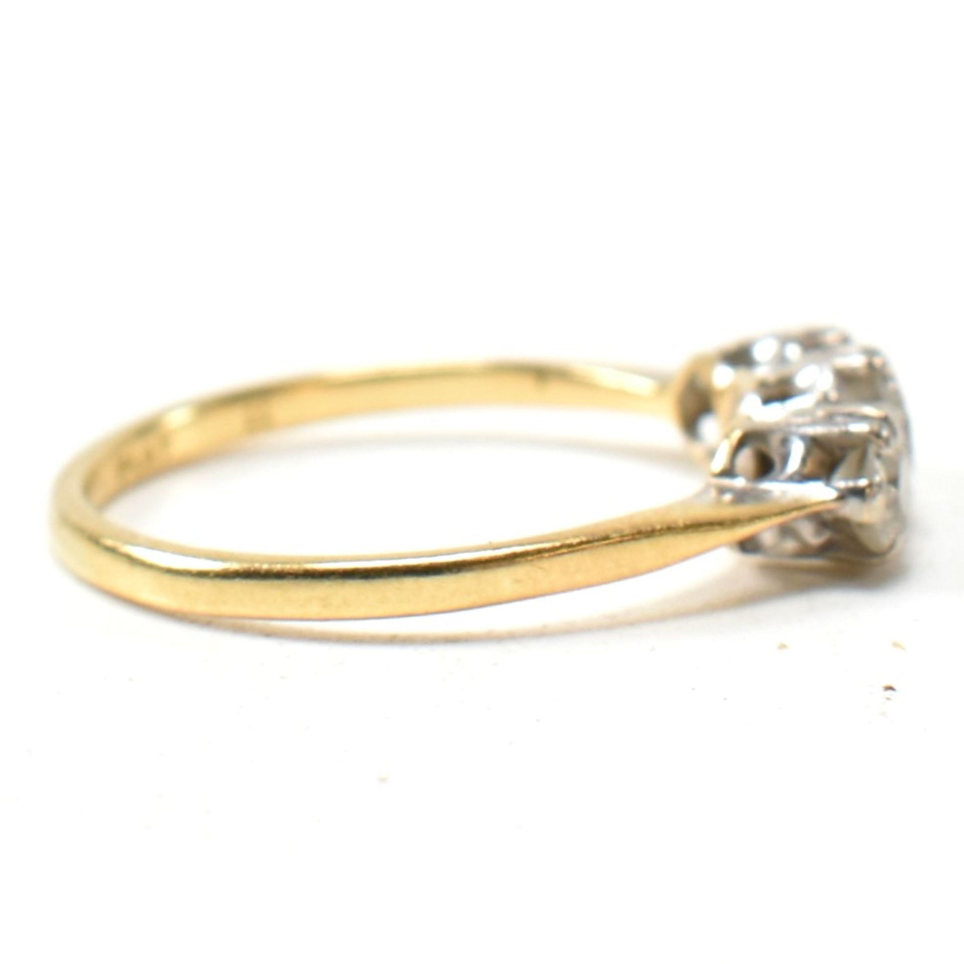 18CT GOLD & PLATINUM DIAMOND TRILOGY RING - Bild 4 aus 8