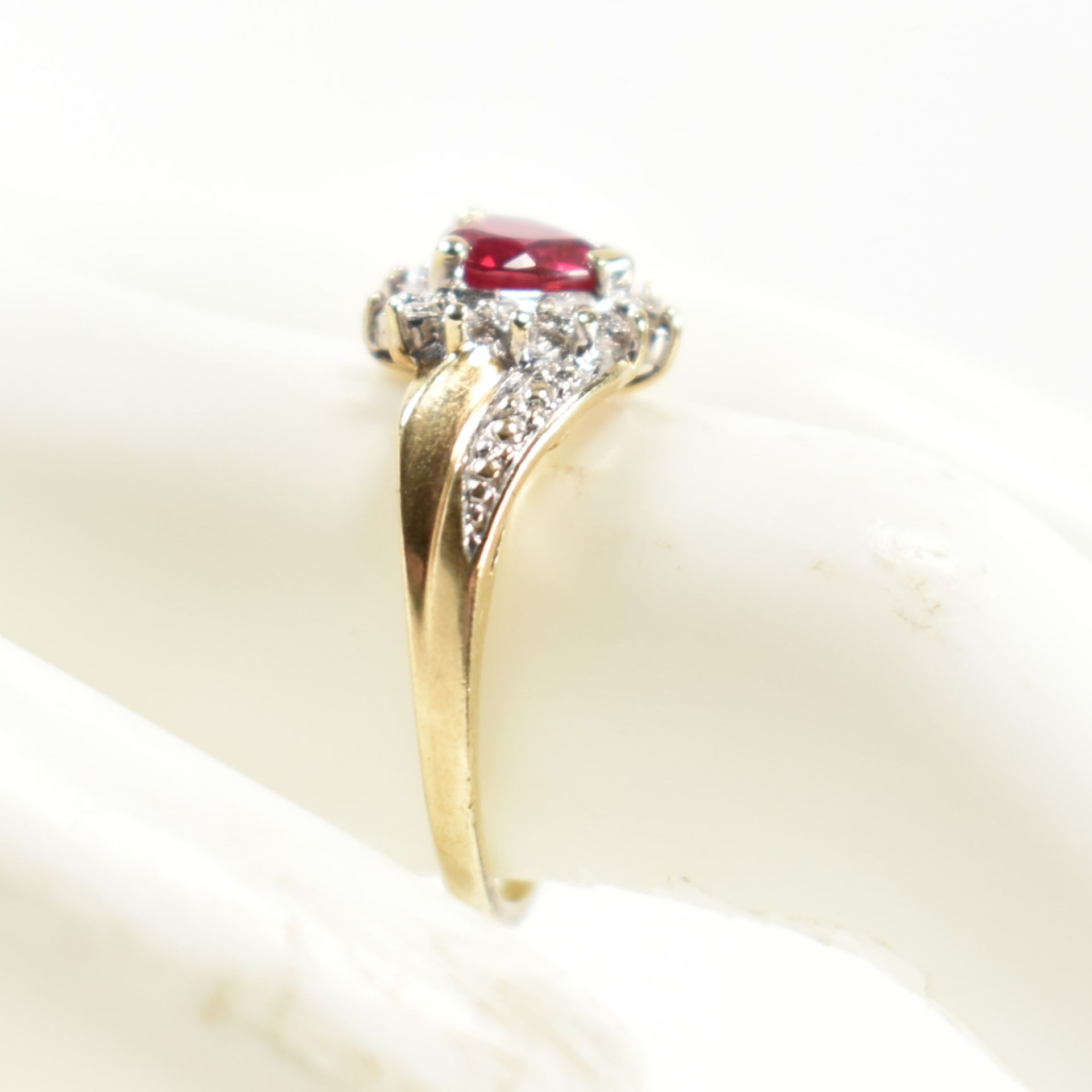 HALLMARKED 9CT GOLD DIAMOND & RUBY CLUSTER RING - Image 10 of 10