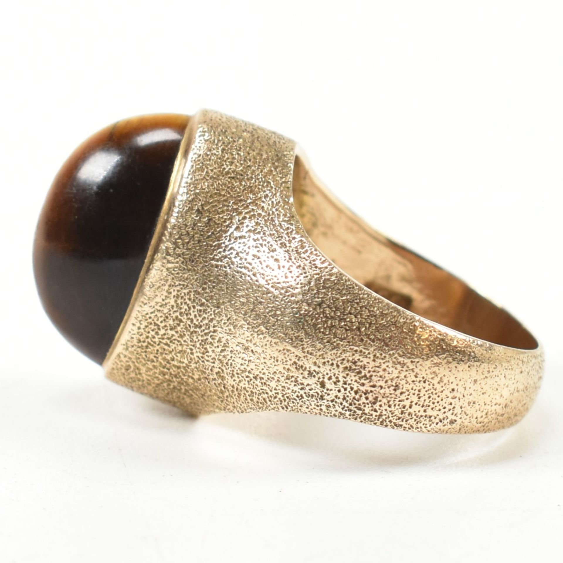 MODERNIST HALLMARKED 9CT GOLD & TIGERS EYE RING - Image 2 of 8