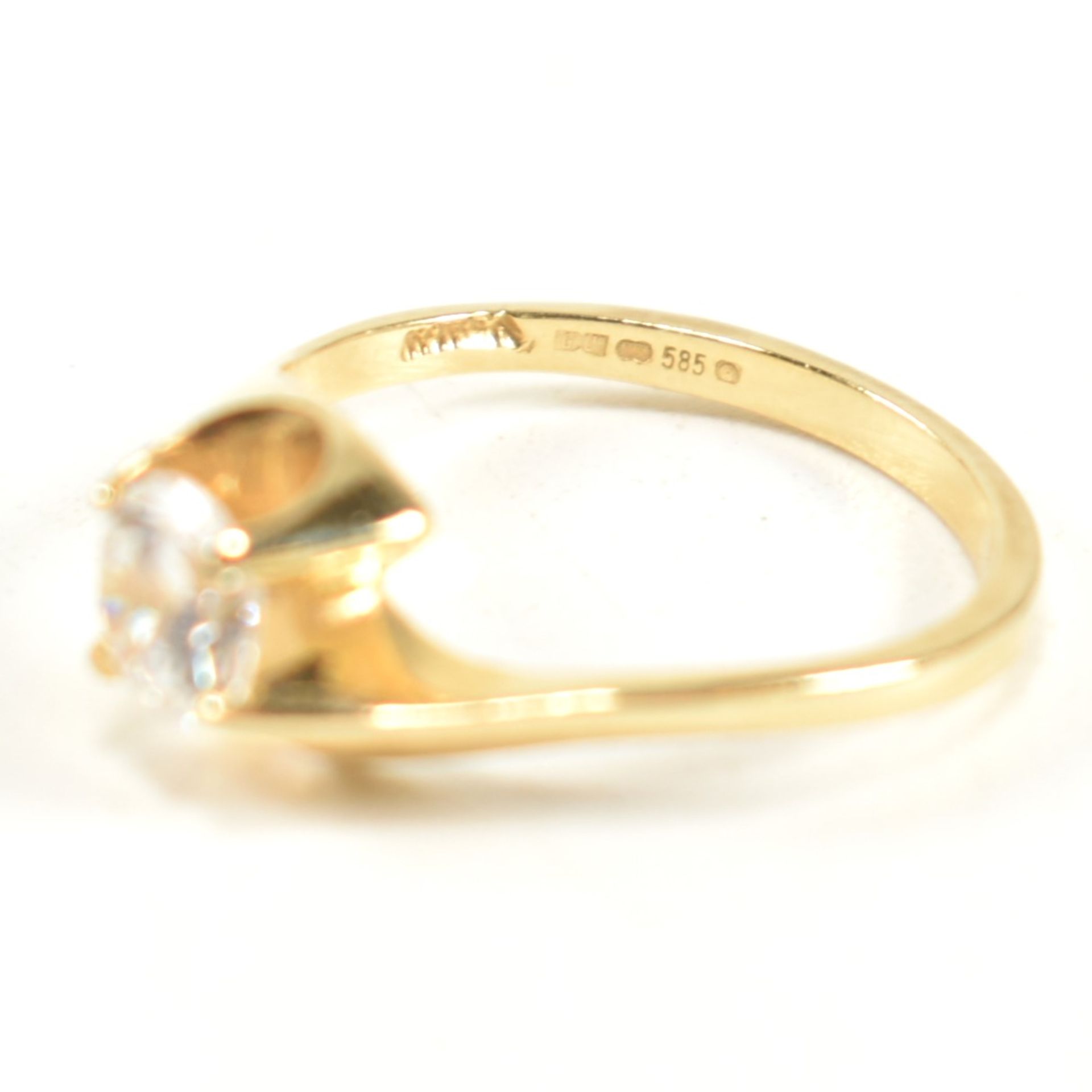 HALLMARKED 14CT GOLD & CZ CROSSOVER RING - Image 8 of 9