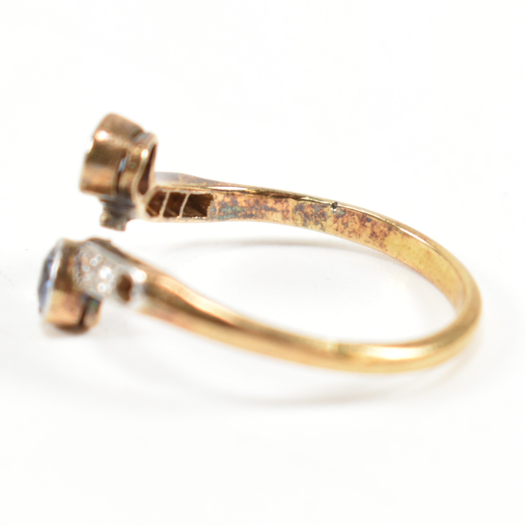 18CT GOLD SAPPHIRE & DIAMOND CROSS OVER RING - Image 6 of 8