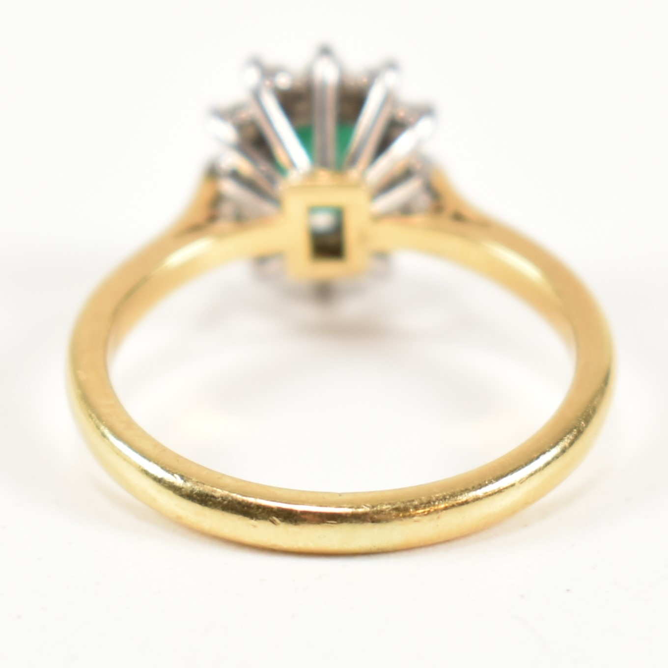 HALLMARKED 18CT GOLD EMERALD & DIAMOND CLUSTER RING - Image 2 of 9