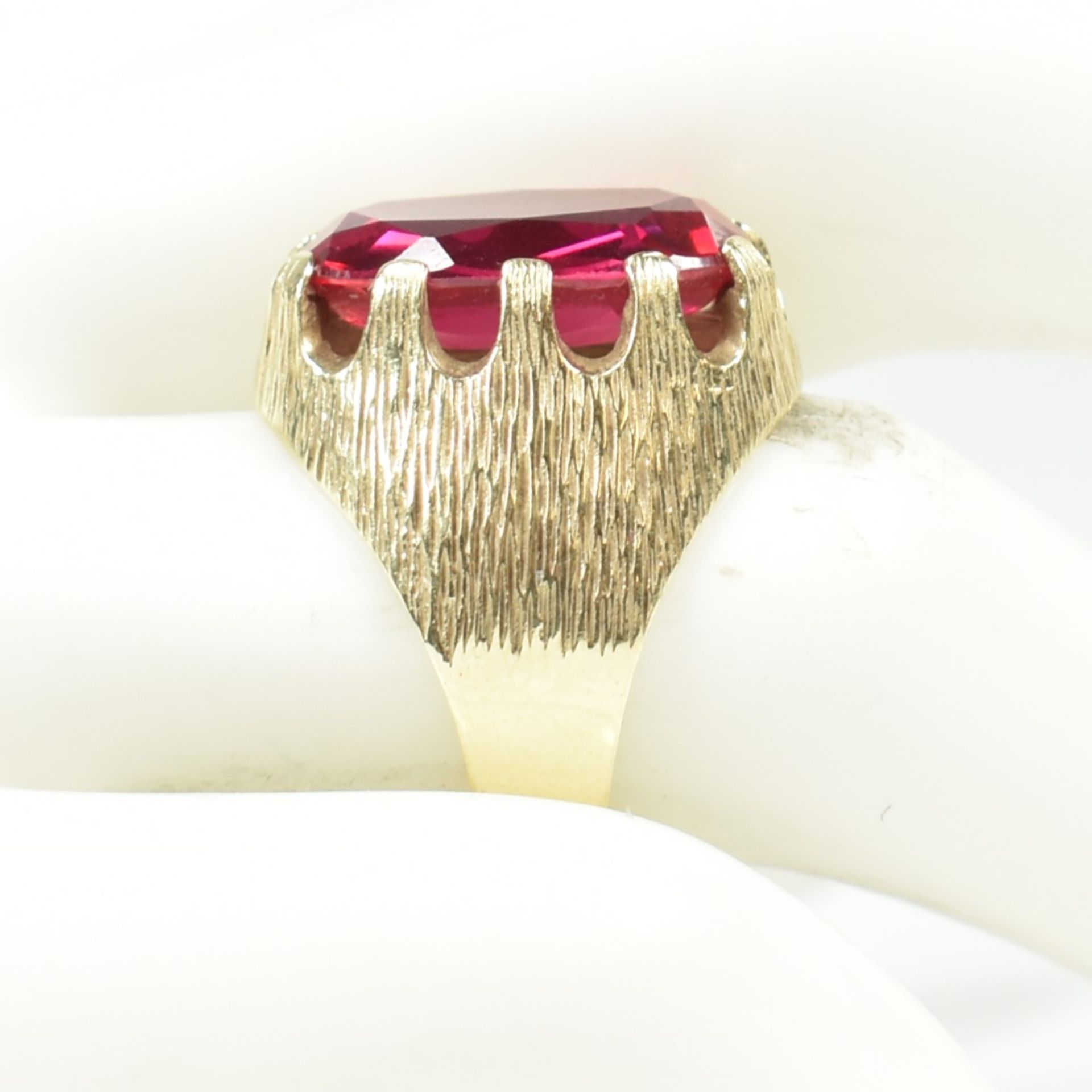 1970S 14CT GOLD SYNTHETIC RUBY RING - Bild 7 aus 7