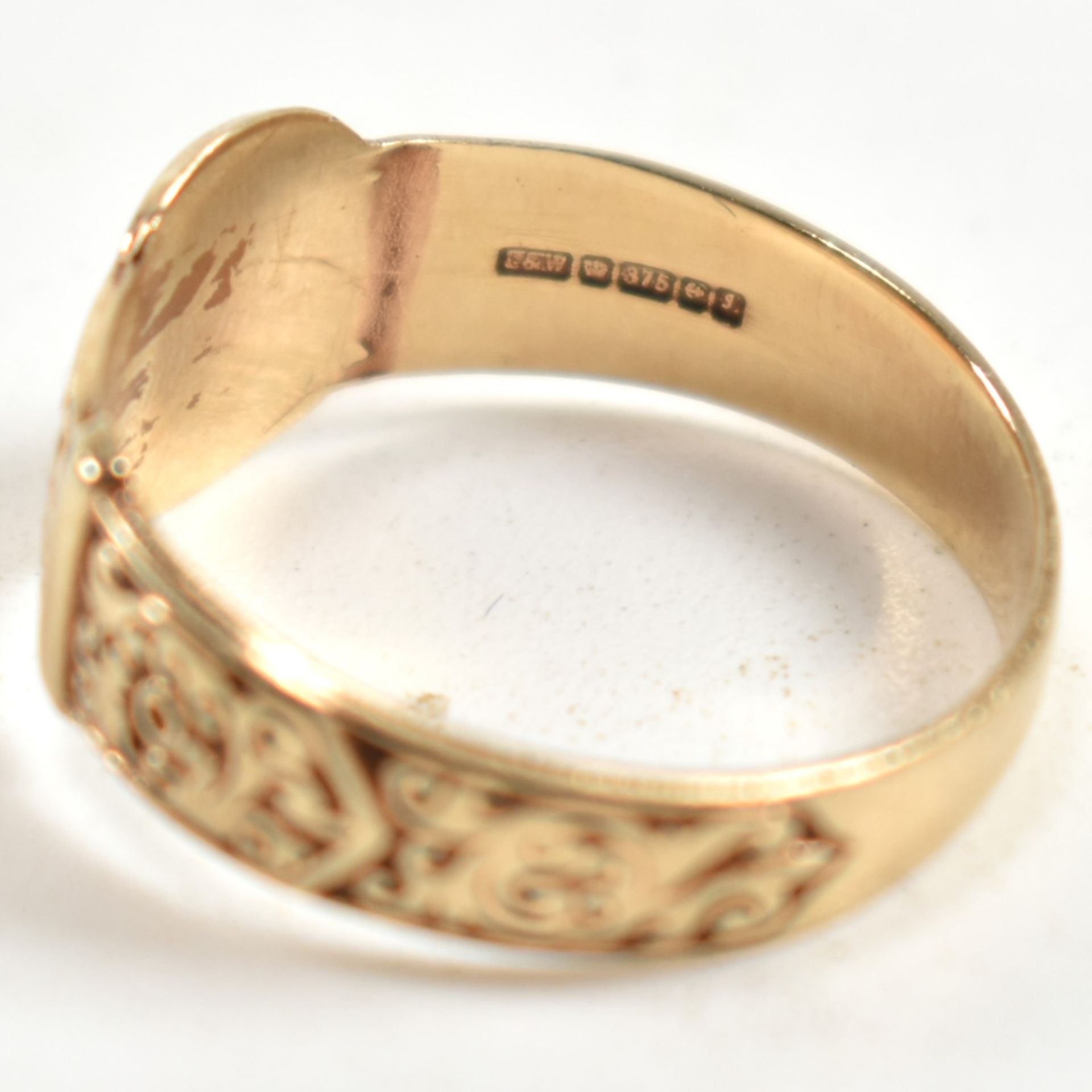 HALLMARKED 9CT GOLD ENGRAVED BELT BUCKLE RING - Image 8 of 9
