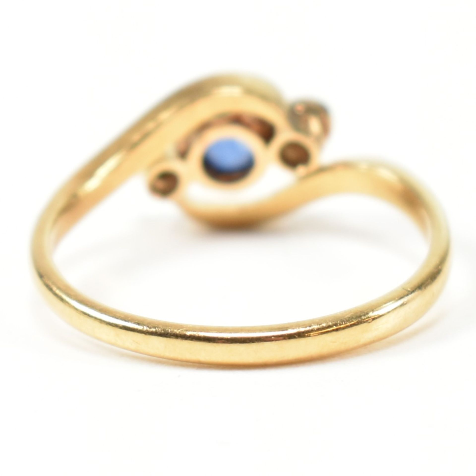 18CT GOLD DIAMOND & SAPPHIRE CROSSOVER RING - Image 2 of 9