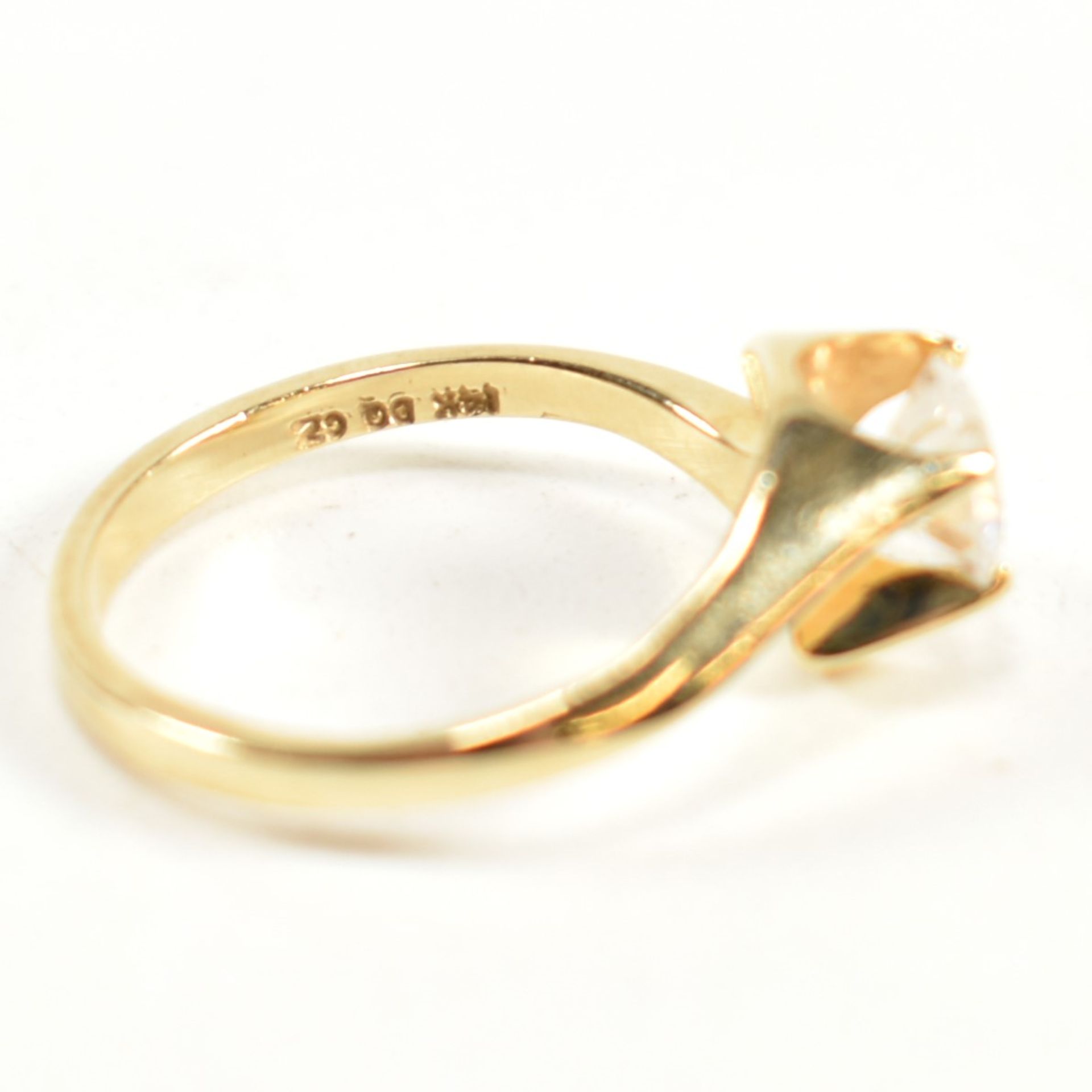 HALLMARKED 14CT GOLD & CZ CROSSOVER RING - Image 5 of 9