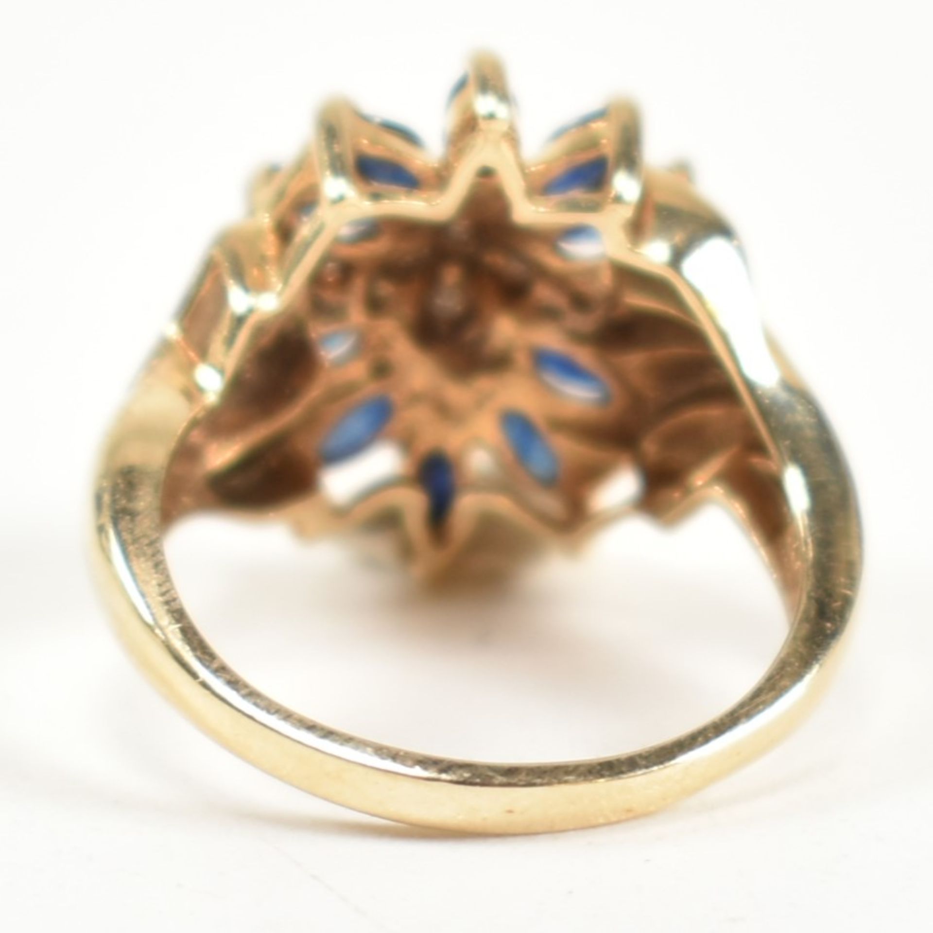 HALLMARKED 9CT GOLD SAPPHIRE & DIAMOND CLUSTER RING - Bild 3 aus 7