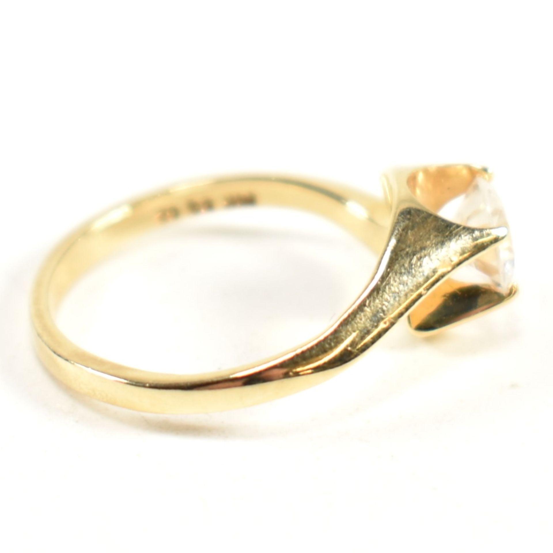 HALLMARKED 14CT GOLD & CZ CROSSOVER RING - Image 4 of 9