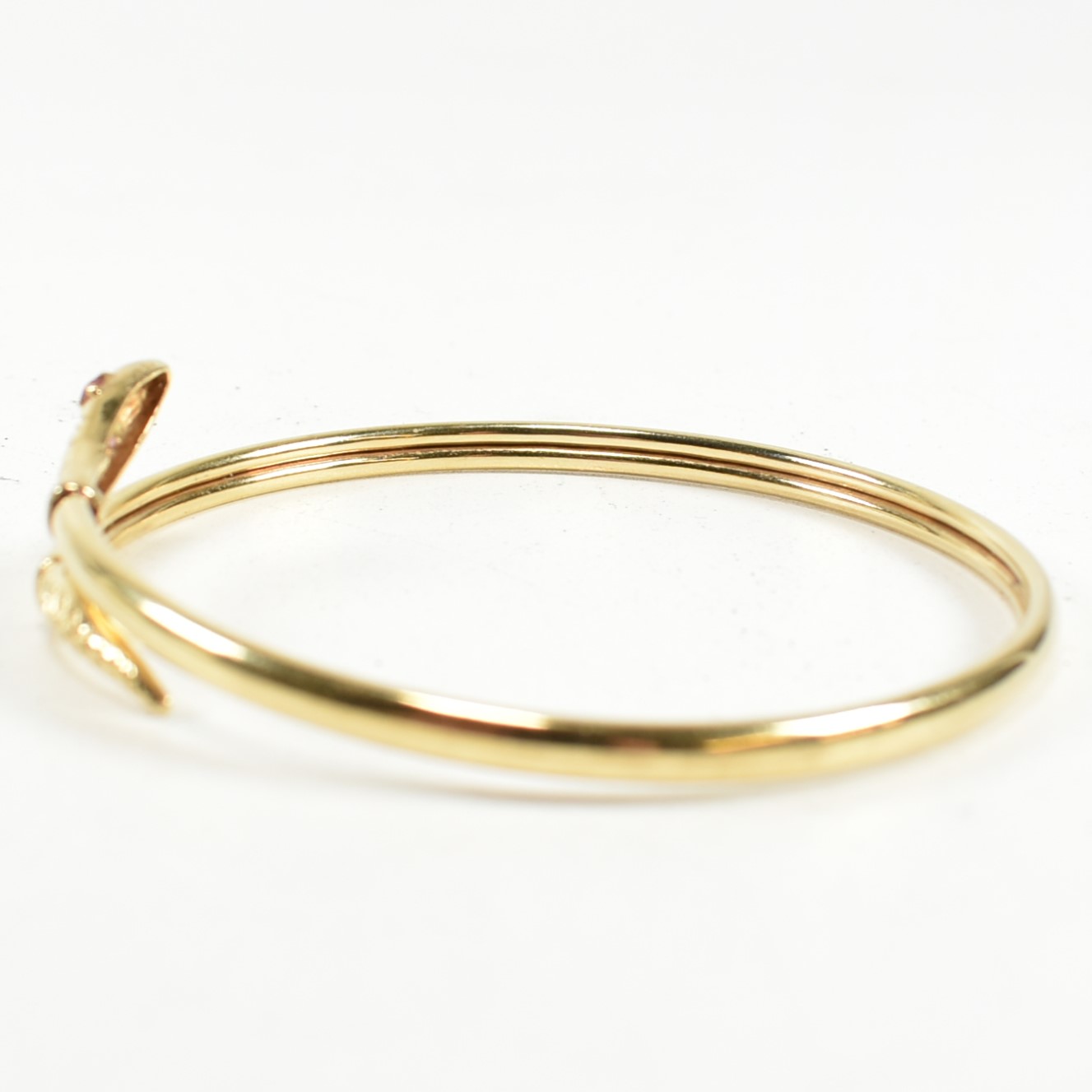 9CT GOLD & RUBY SNAKE BANGLE - Image 6 of 8