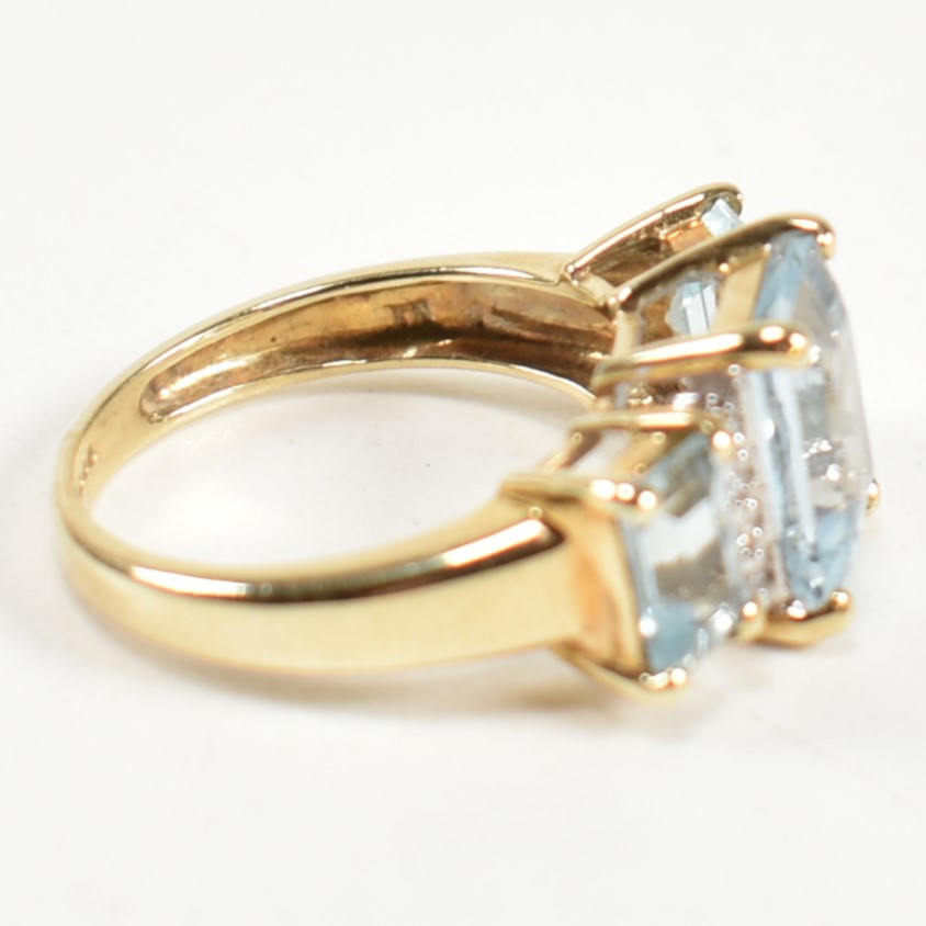 HALLMARKED 9CT GOLD AQUAMARINE & DIAMOND TRILOGY RING - Image 5 of 9