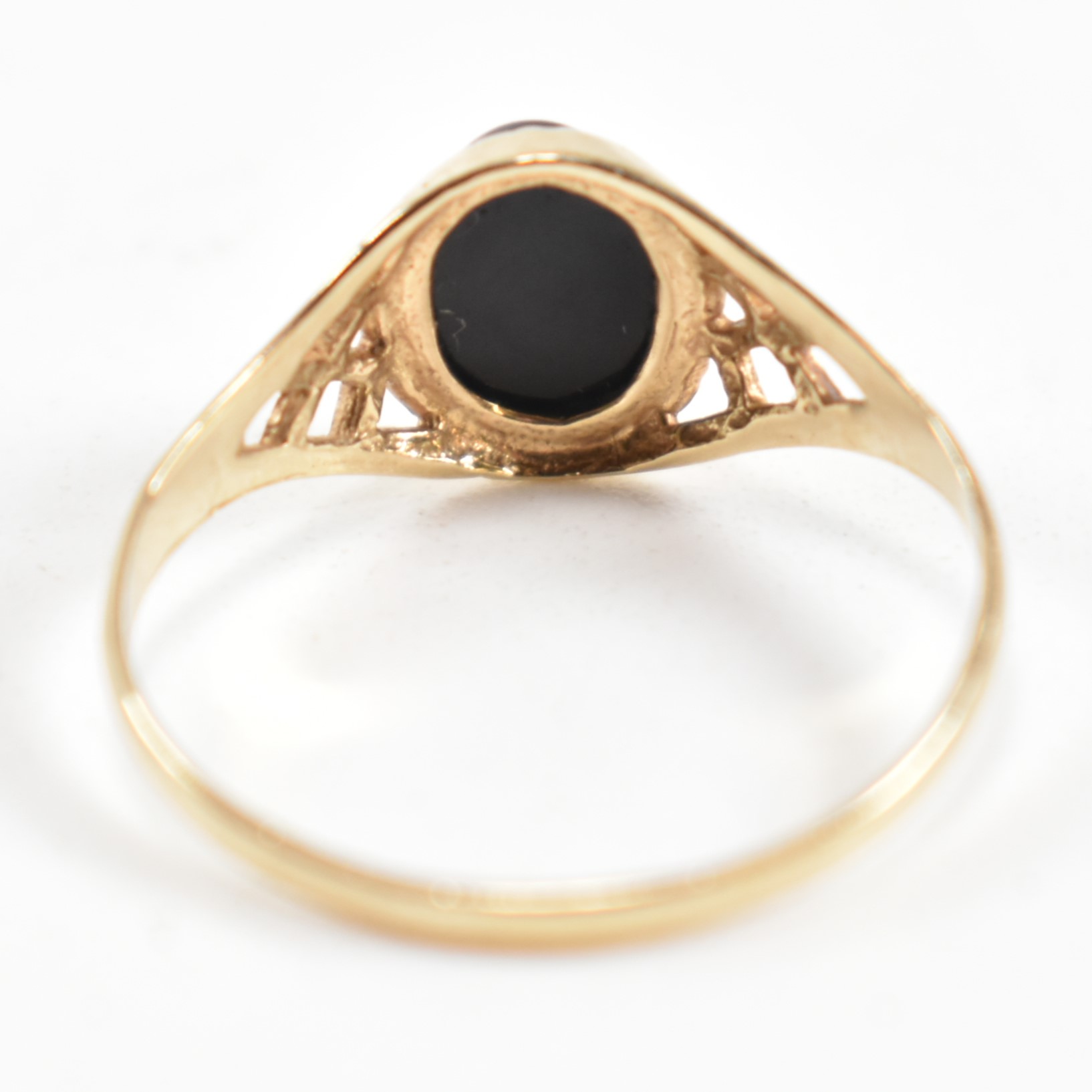 HALLMARKED 9CT GOLD & BLACK STONE SIGNET RING - Bild 2 aus 9