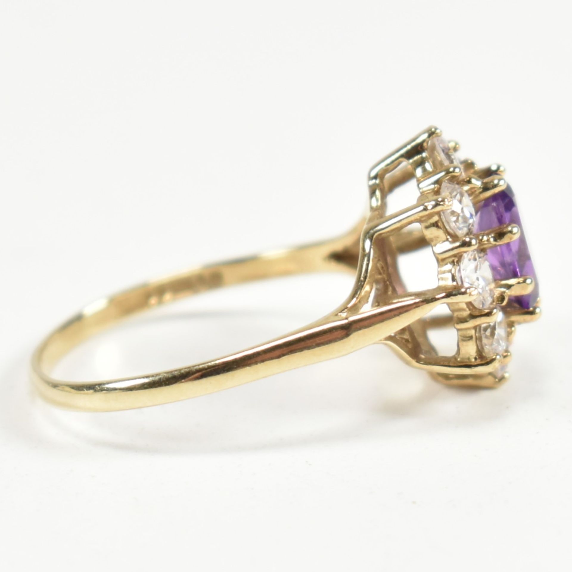 HALLMARKED 9CT GOLD AMETHYST & WHITE STONE CLUSTER RING - Image 4 of 9