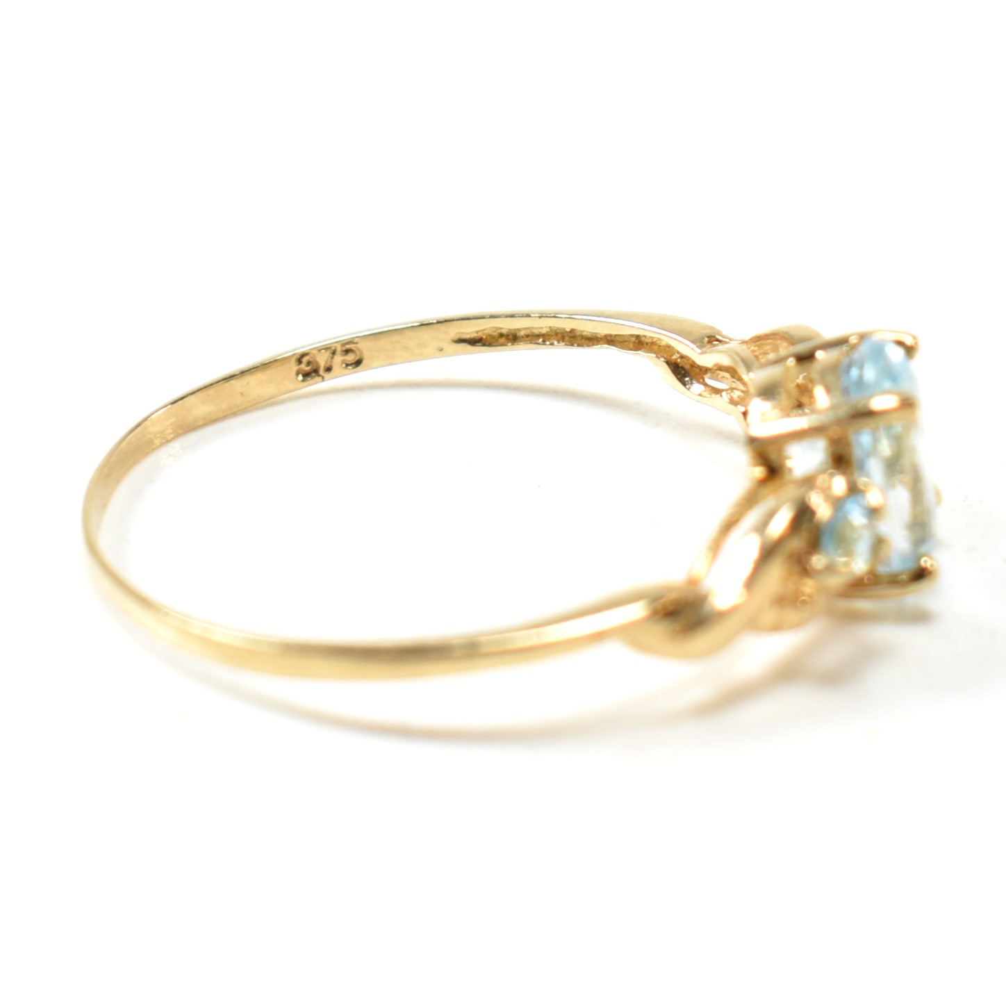 9CT GOLD & BLUE TOPAZ THREE STONE RING - Image 7 of 9