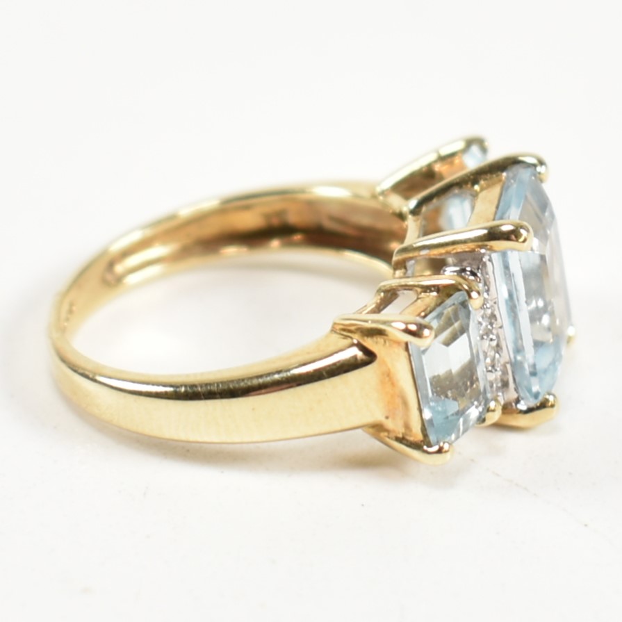 HALLMARKED 9CT GOLD AQUAMARINE & DIAMOND TRILOGY RING - Image 4 of 9