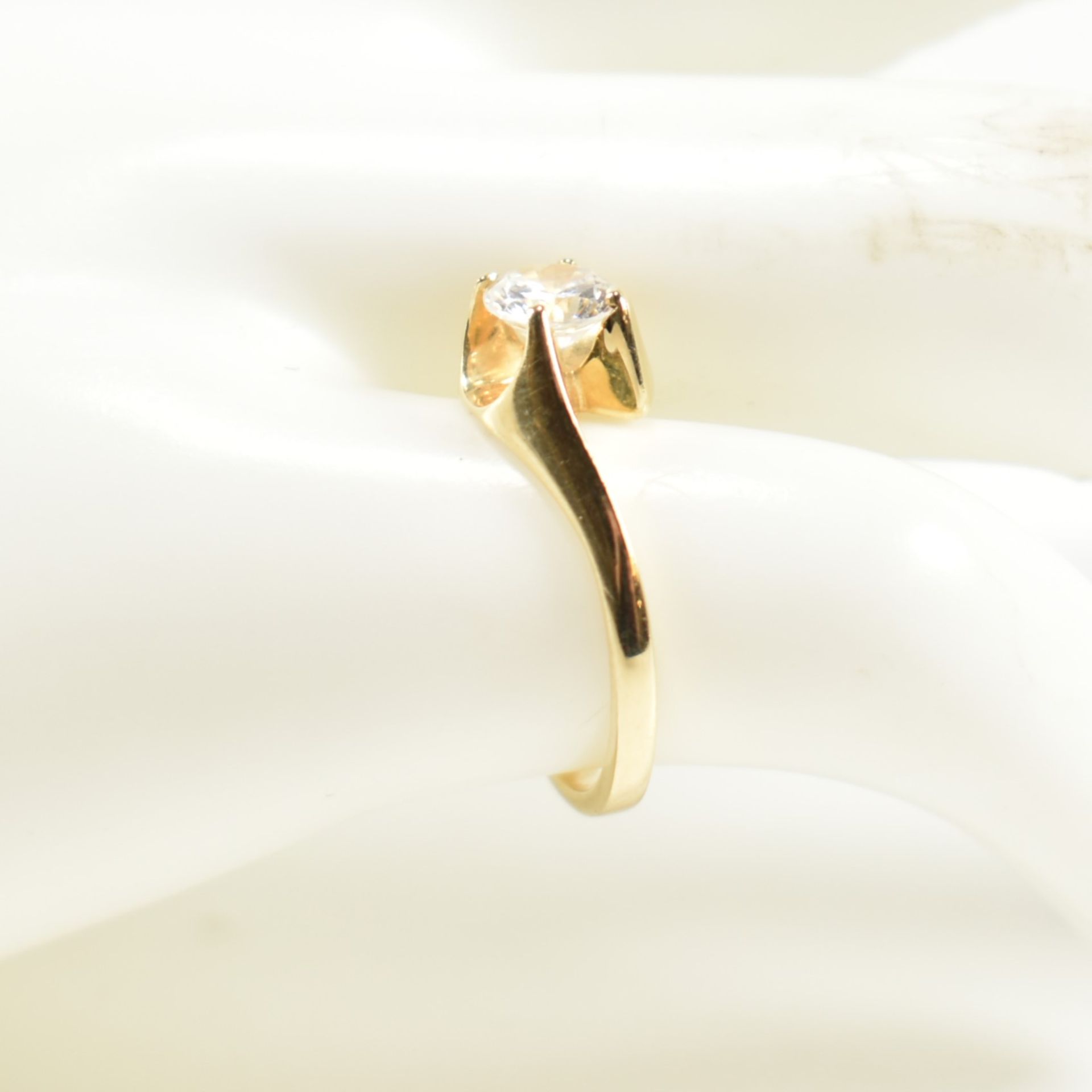 HALLMARKED 14CT GOLD & CZ CROSSOVER RING - Image 9 of 9