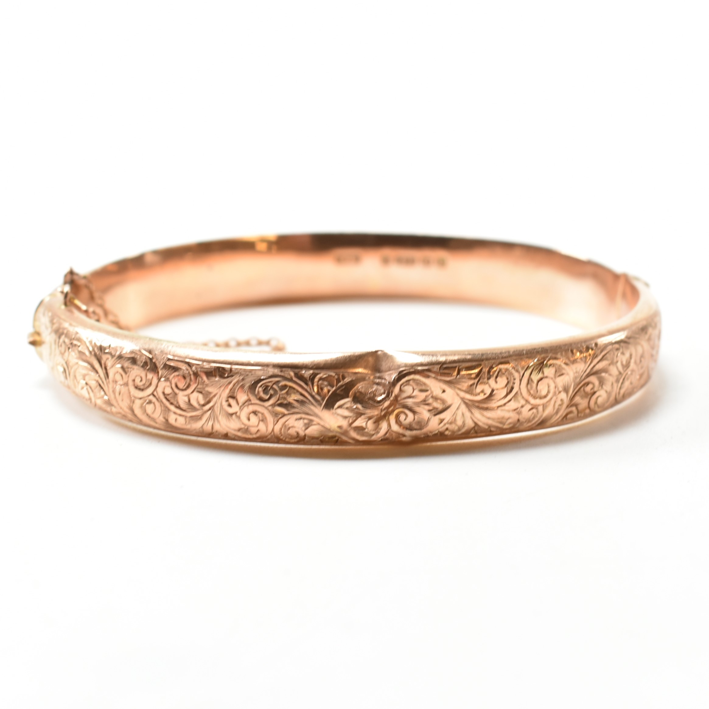 EARLY 20TH CENTURY HALLMARKED 9CT ROSE GOLD ENGRAVED HINGED BANGLE