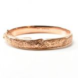 EARLY 20TH CENTURY HALLMARKED 9CT ROSE GOLD ENGRAVED HINGED BANGLE