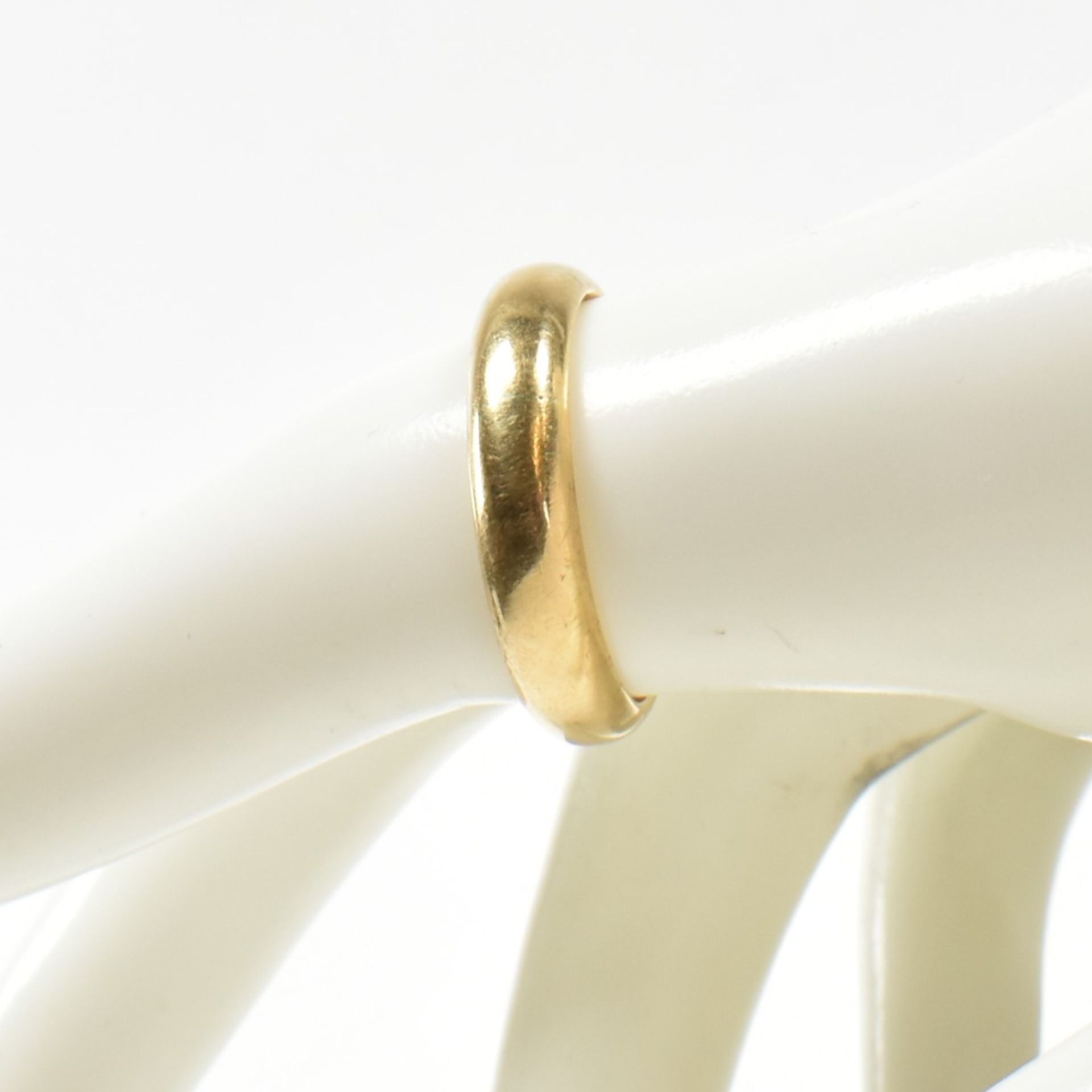 HALLMARKED 18CT GOLD BAND RING - Image 5 of 5