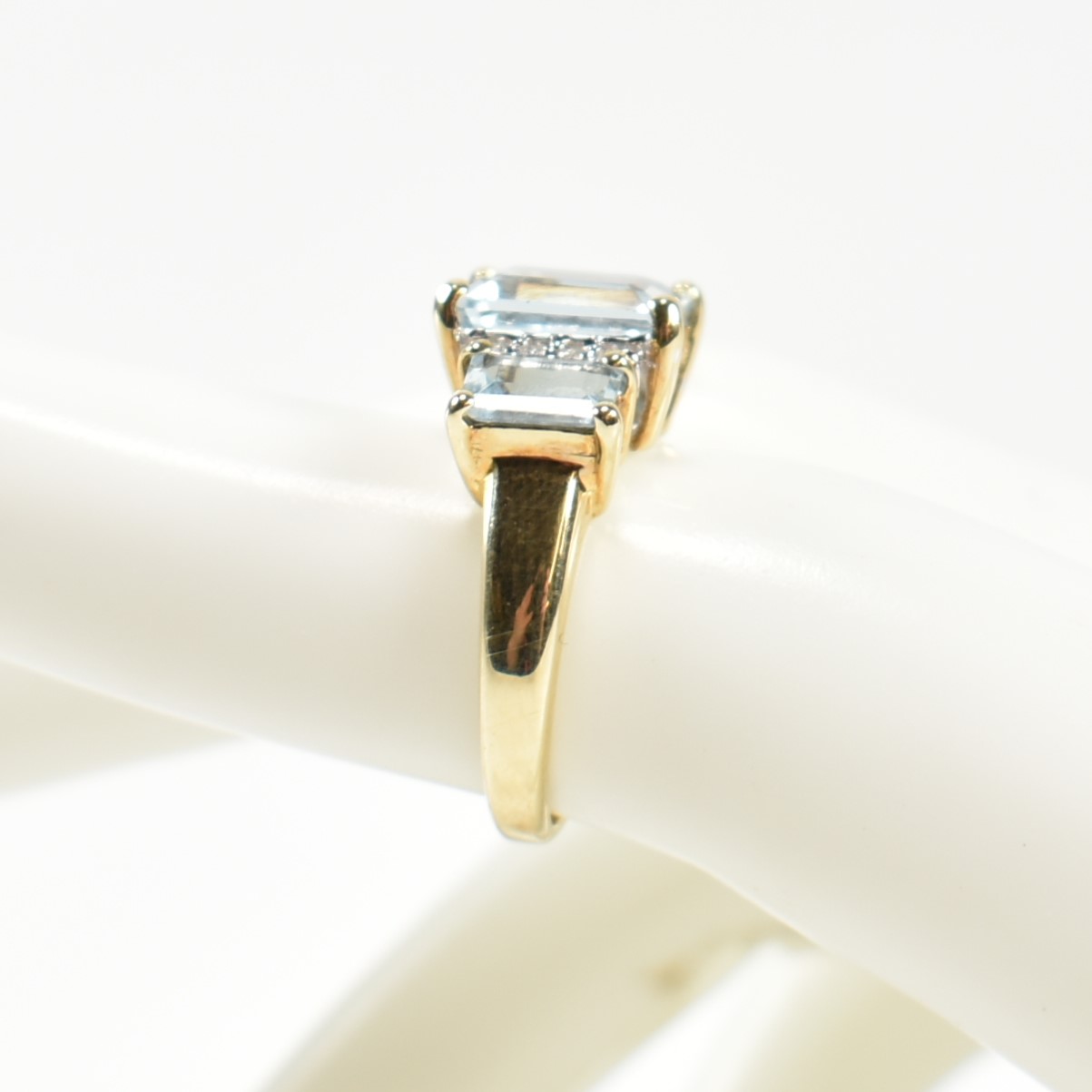 HALLMARKED 9CT GOLD AQUAMARINE & DIAMOND TRILOGY RING - Image 8 of 9