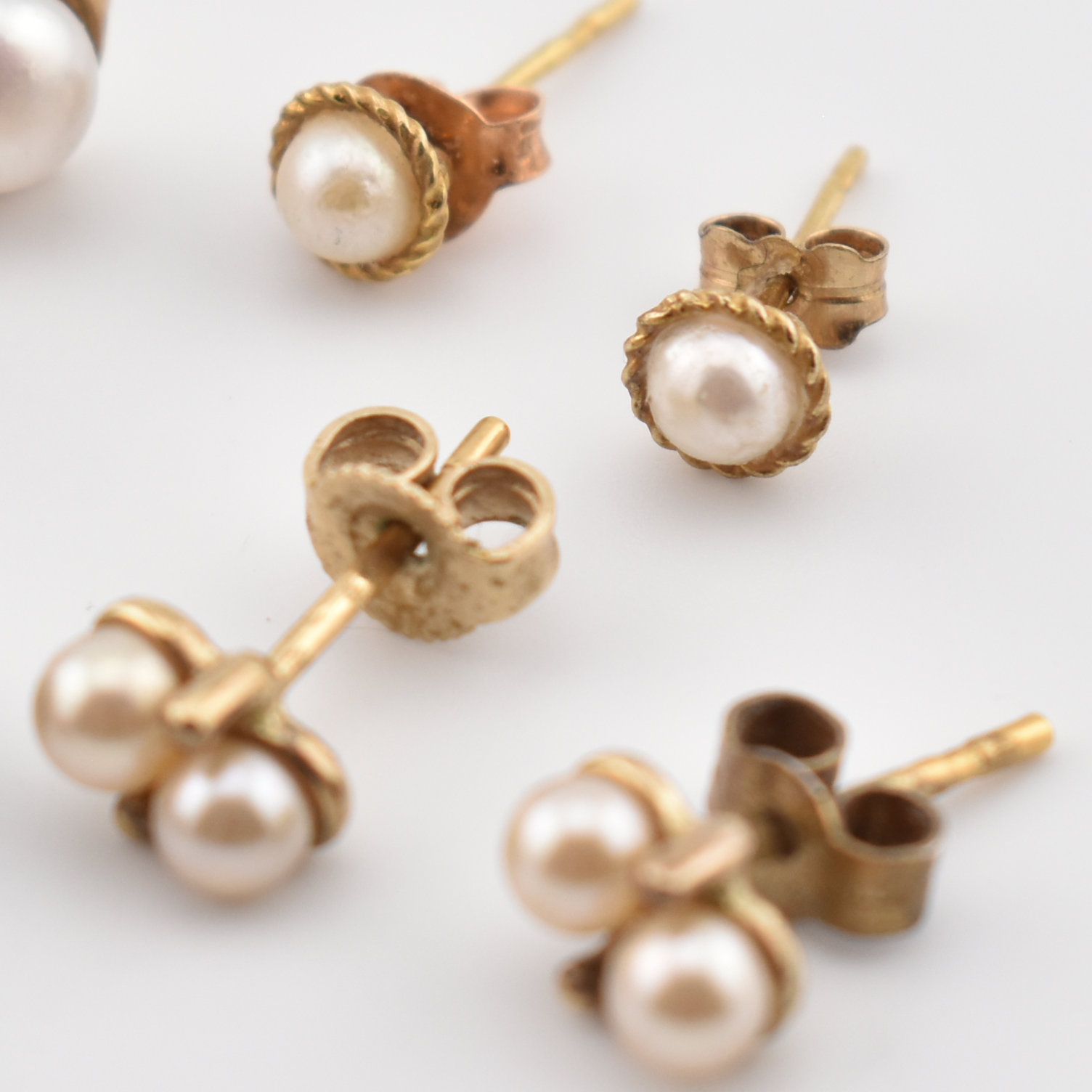 FOUR PAIRS OF 9CT GOLD & SILVER CULTURED PEARL STUD EARRINGS - Image 4 of 4