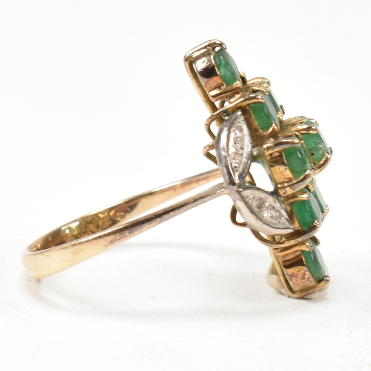 EMERALD & DIAMOND CLUSTER RING - Image 4 of 8