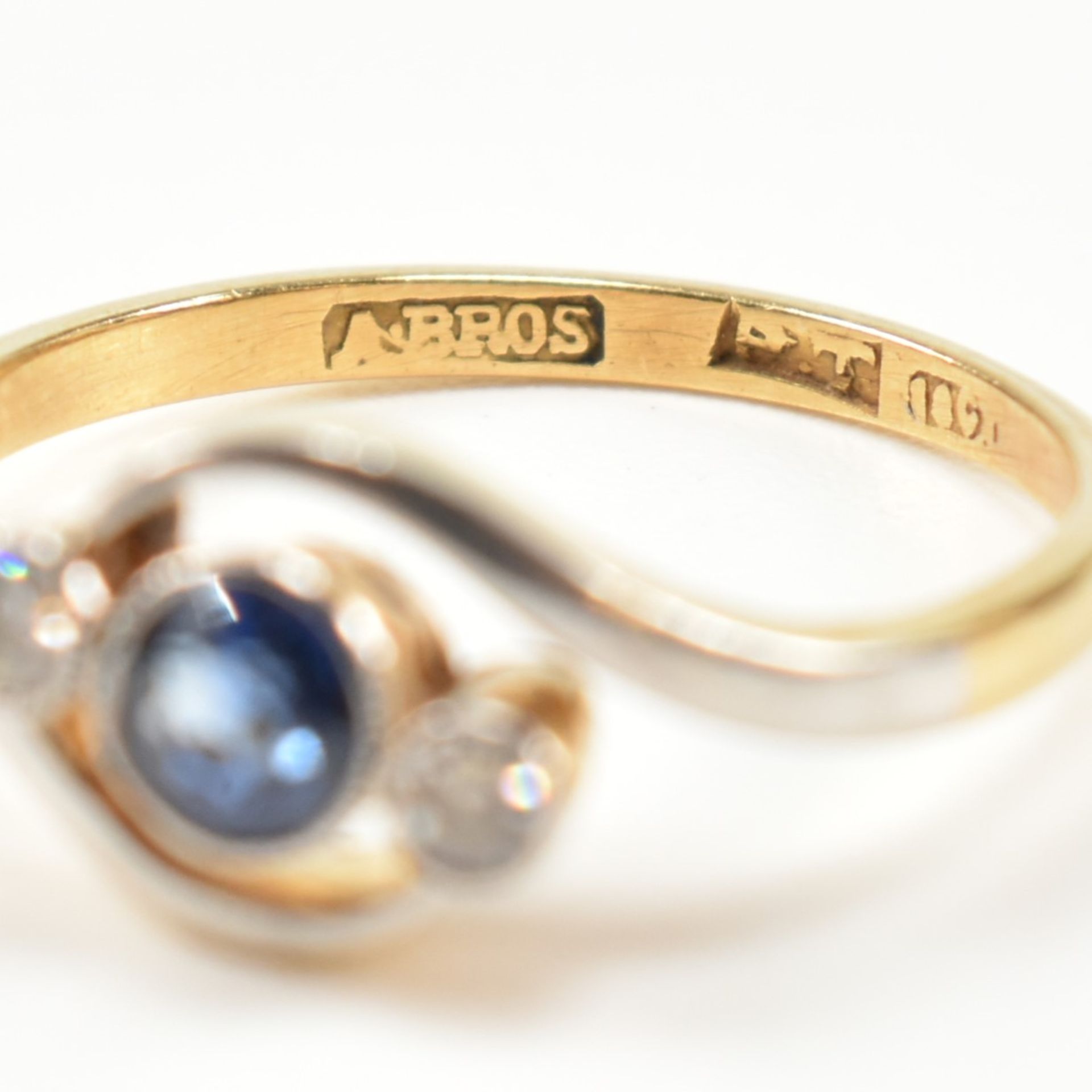 18CT GOLD DIAMOND & SAPPHIRE CROSSOVER RING - Image 8 of 9