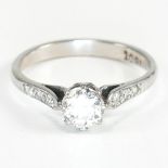 18CT WHITE GOLD & DIAMOND SOLITAIRE RING