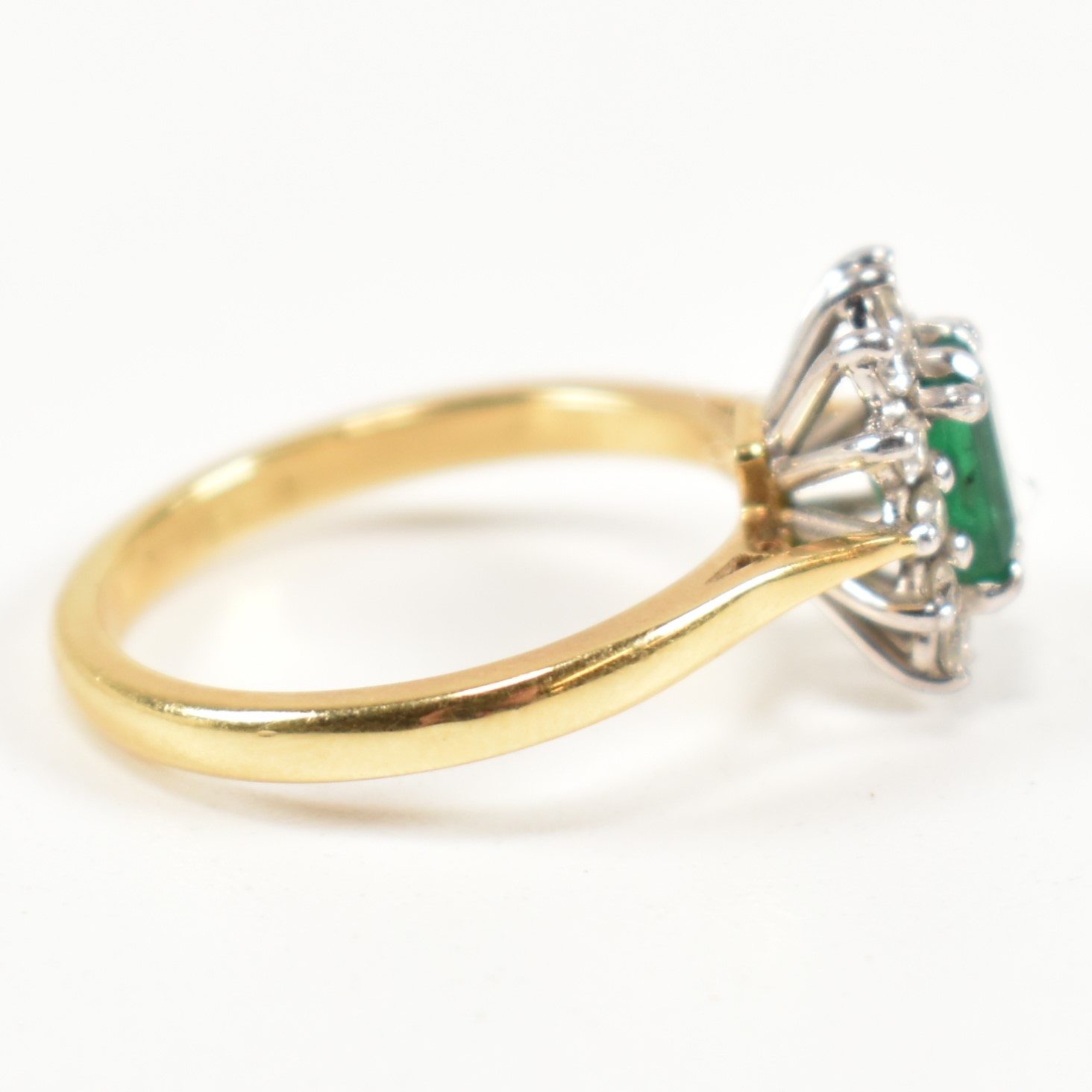 HALLMARKED 18CT GOLD EMERALD & DIAMOND CLUSTER RING - Image 4 of 9
