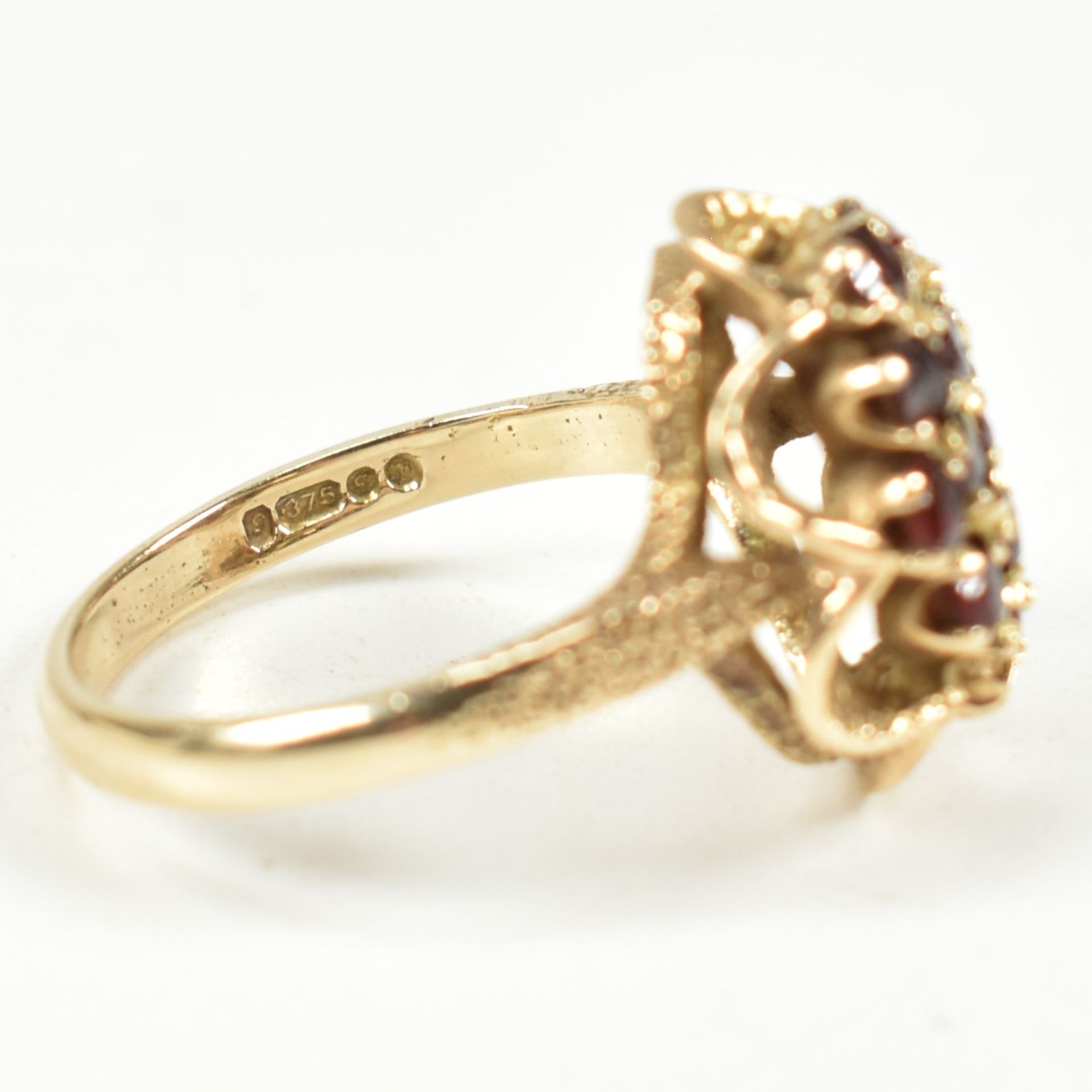 HALLMARKED 9CT GOLD CLUSTER RING - Image 9 of 10