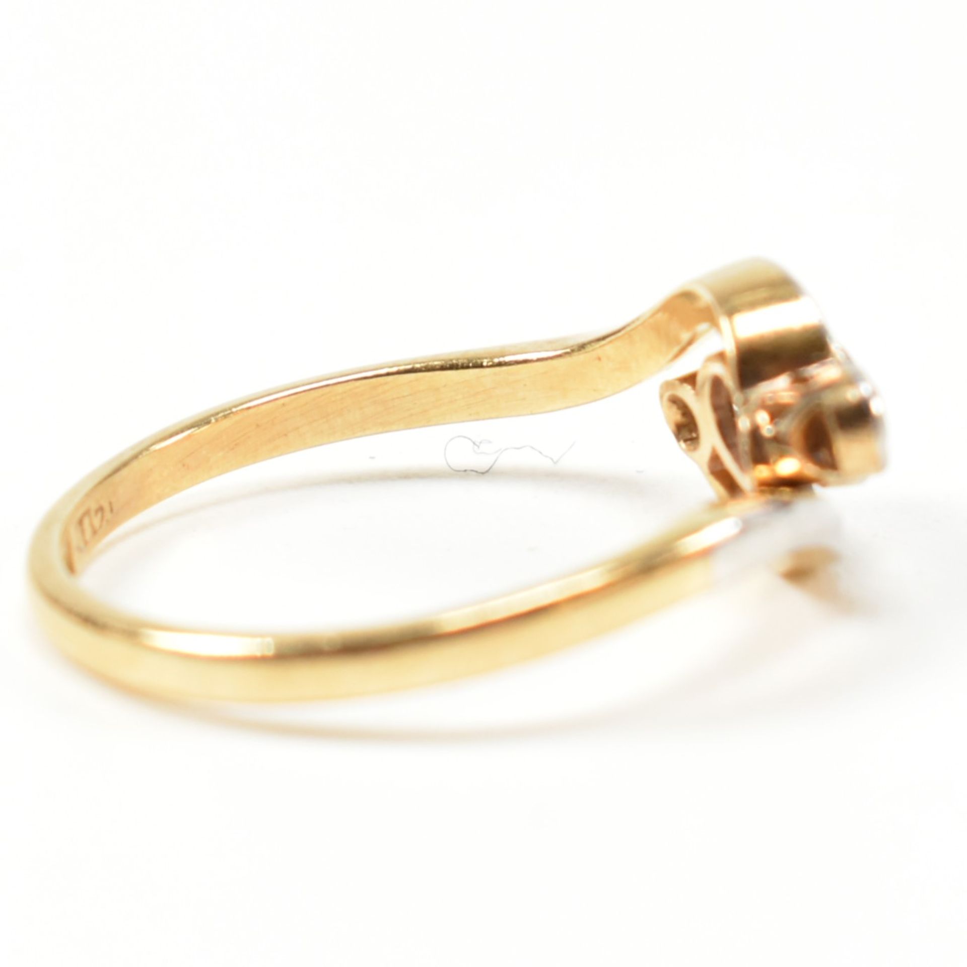 18CT GOLD DIAMOND & SAPPHIRE CROSSOVER RING - Image 5 of 9