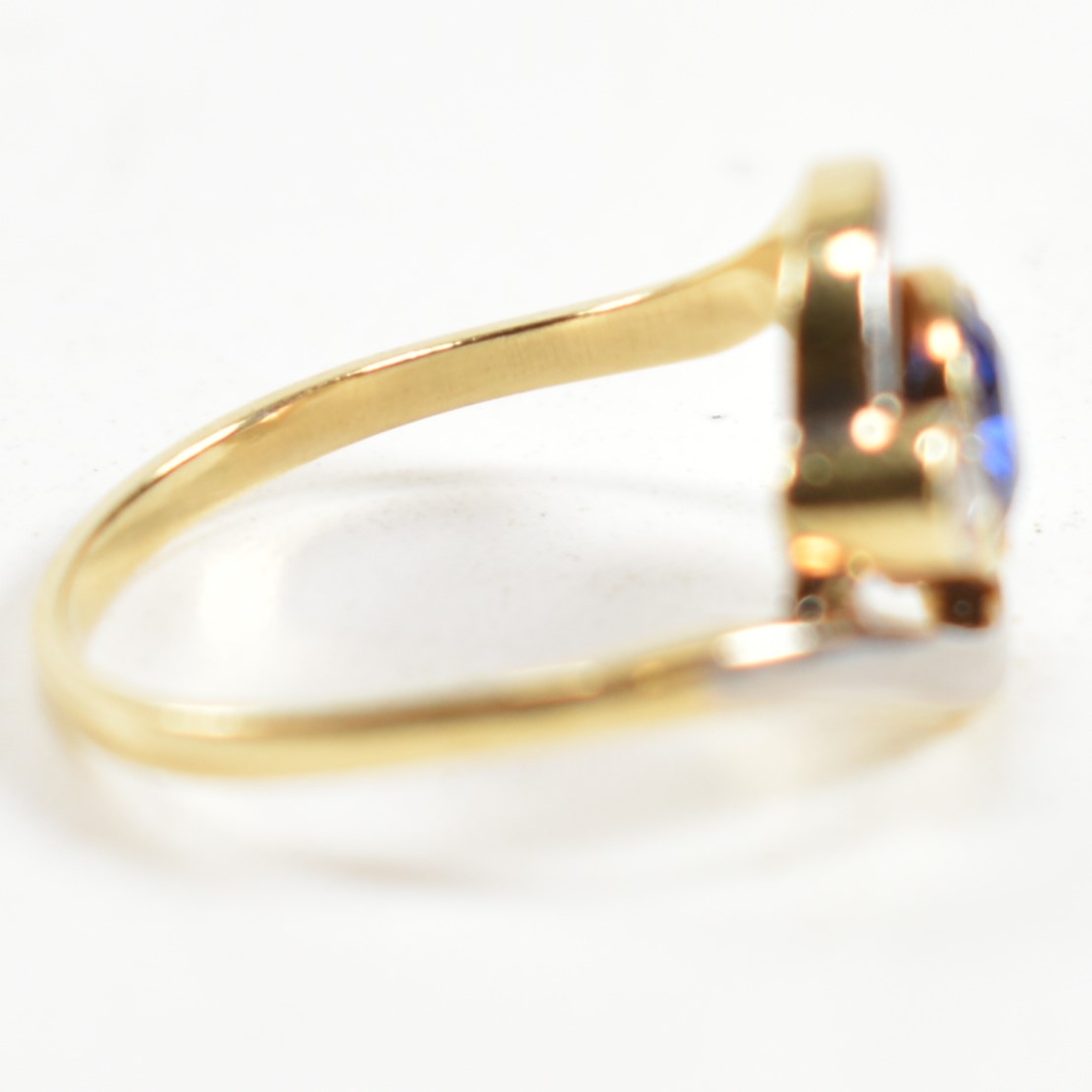 18CT GOLD SAPPHIRE & DIAMOND CROSS OVER RING - Image 5 of 8