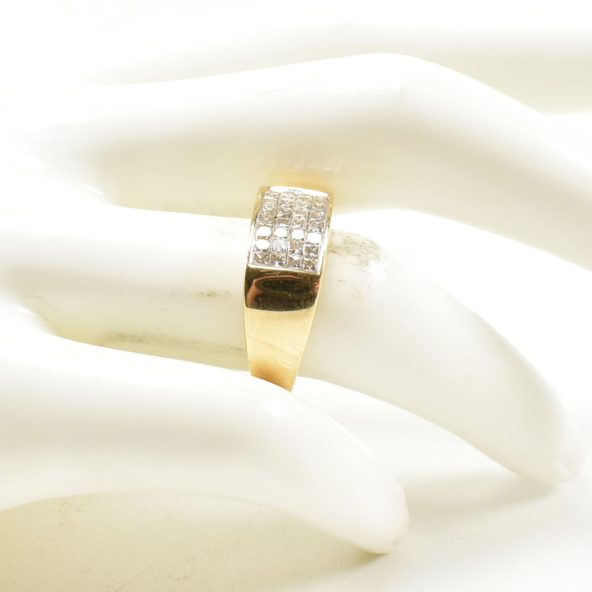 18CT GOLD & DIAMOND CLUSTER RING - Image 7 of 7