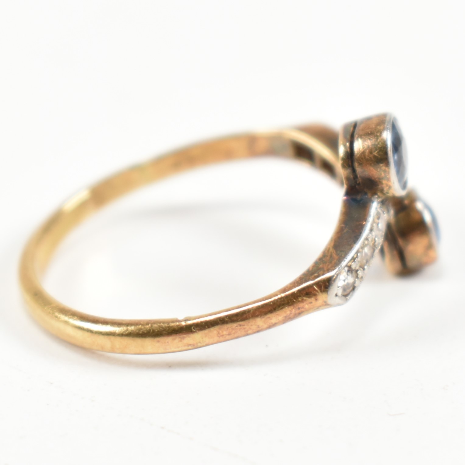 18CT GOLD SAPPHIRE & DIAMOND CROSS OVER RING - Image 4 of 8