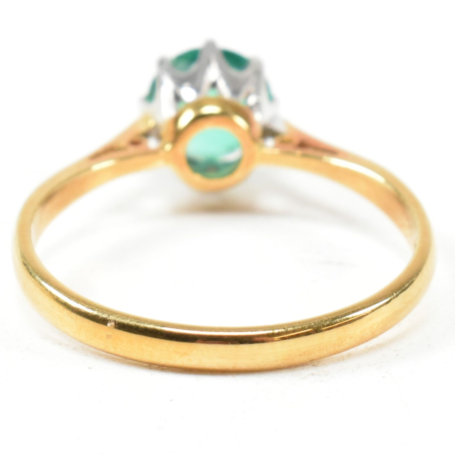 HALLMARKED 18CT GOLD & EMERALD SOLITAIRE RING - Image 3 of 10