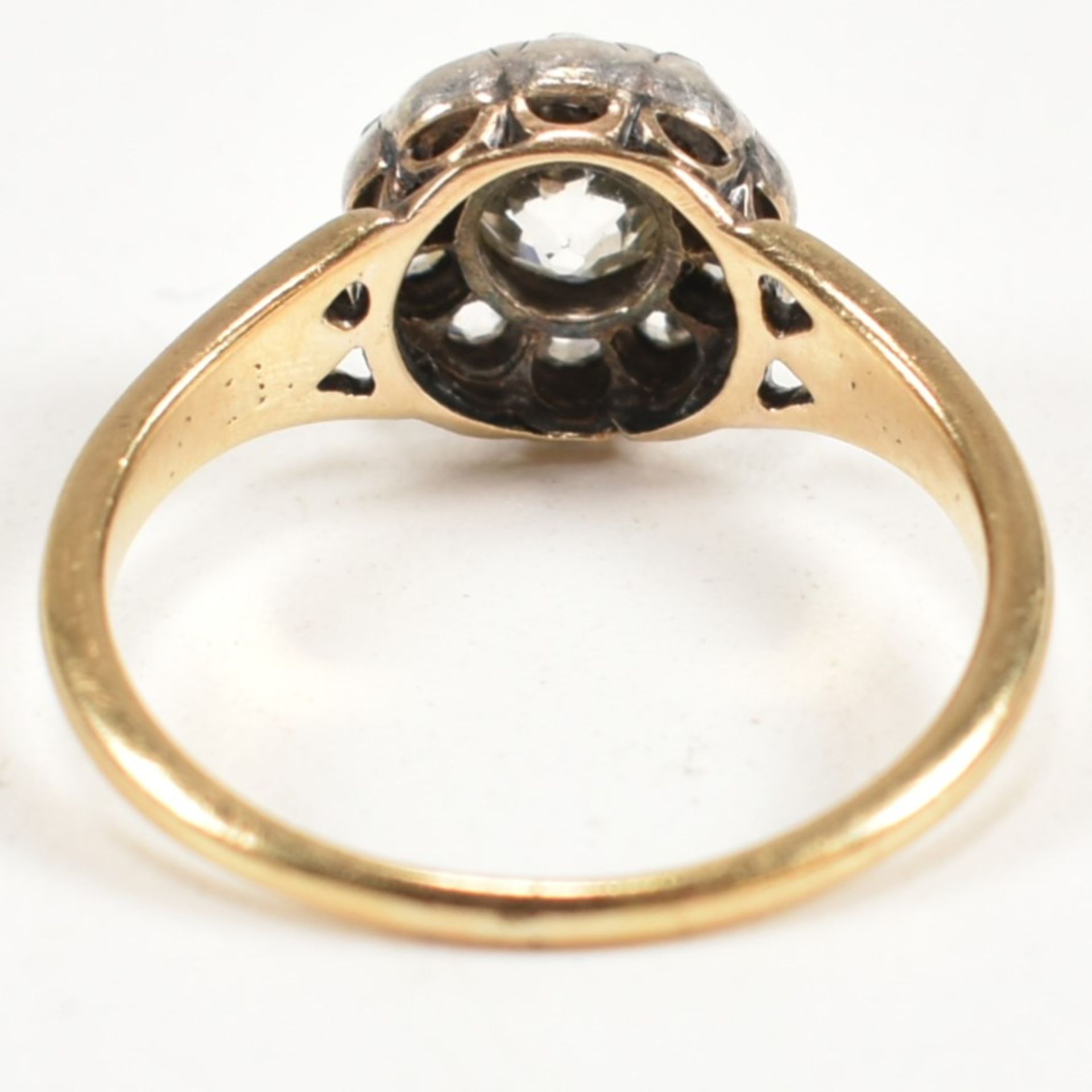 GOLD & DIAMOND CLUSTER RING - Image 3 of 8