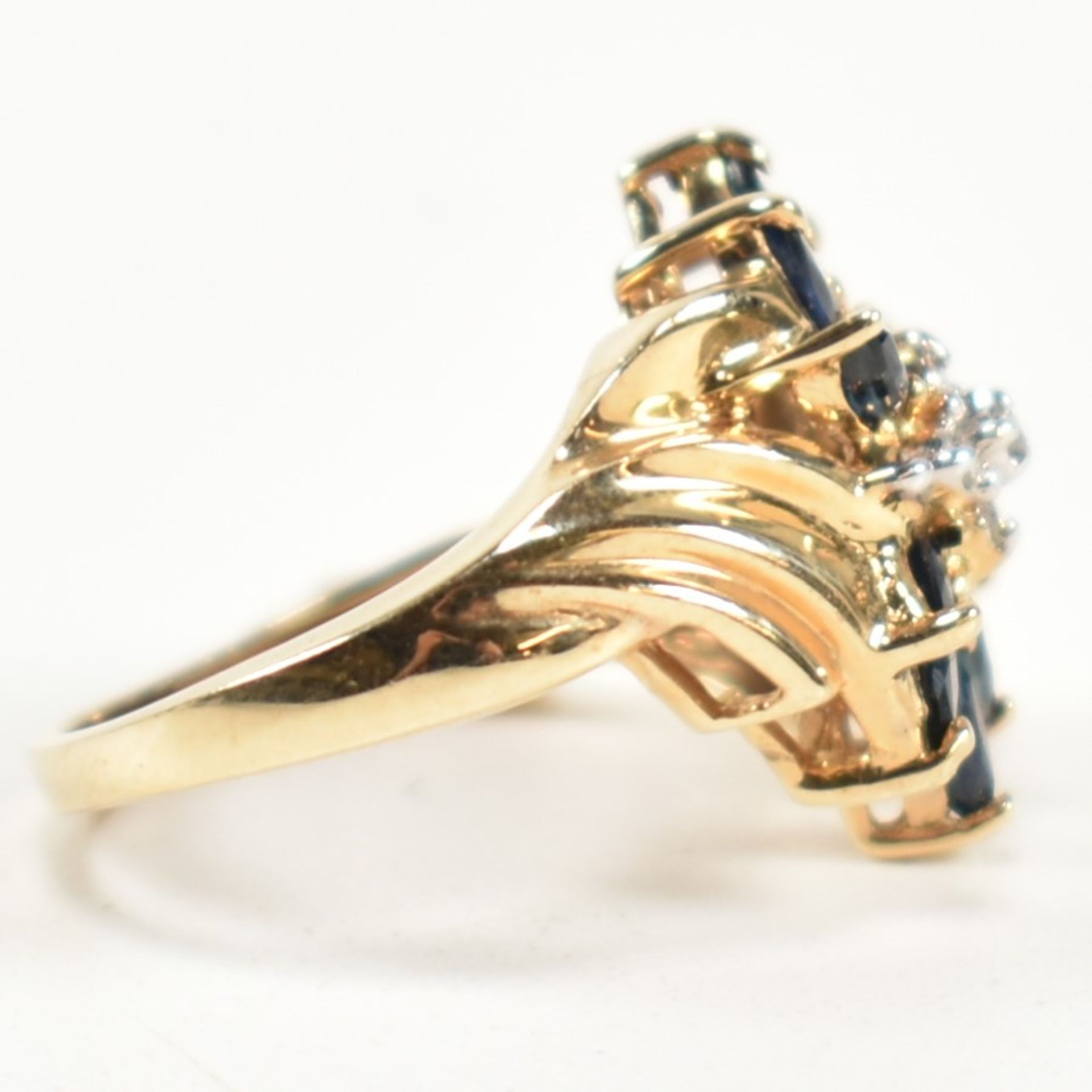 HALLMARKED 9CT GOLD SAPPHIRE & DIAMOND CLUSTER RING - Bild 4 aus 7