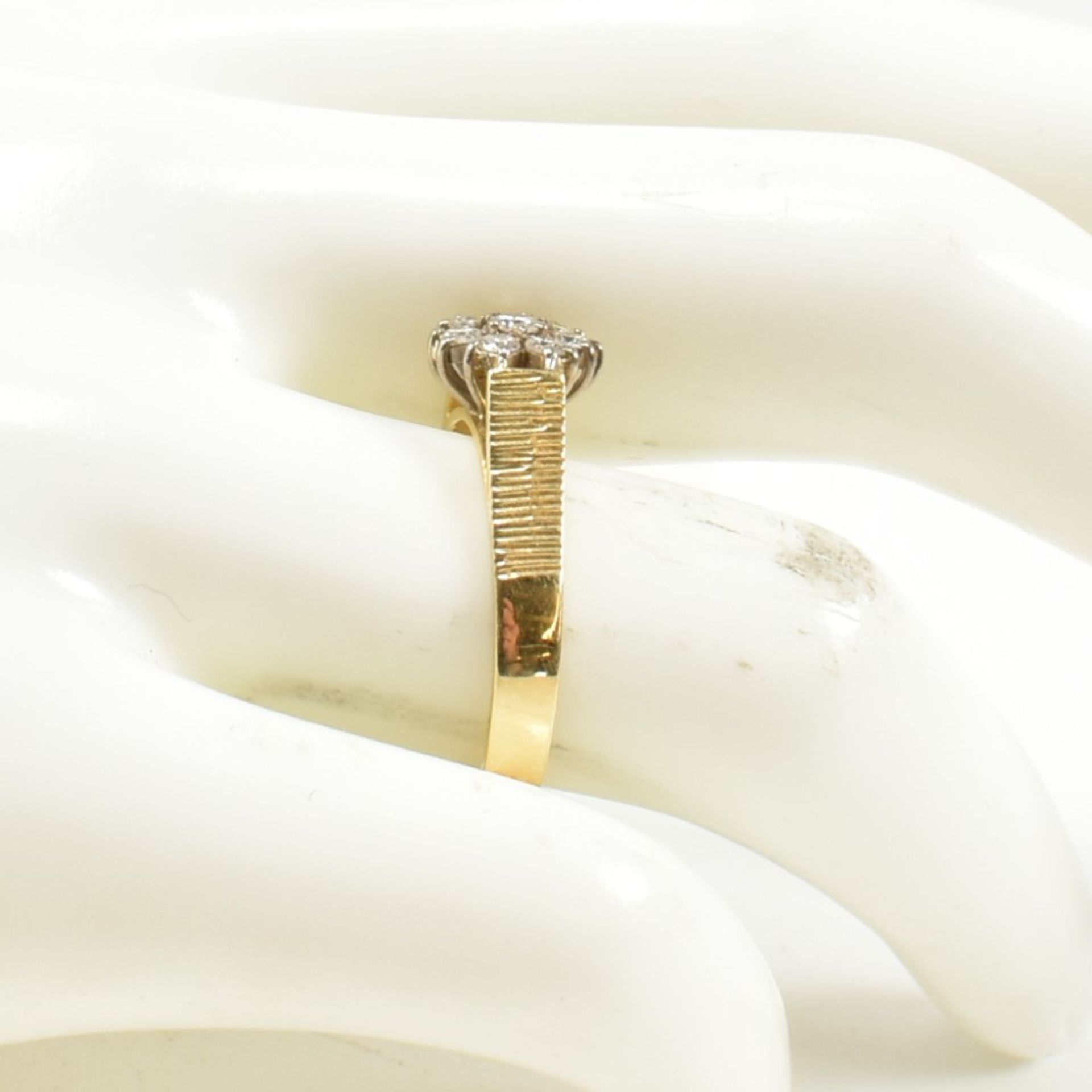 18CT GOLD & DIAMOND CLUSTER RING - Bild 7 aus 7