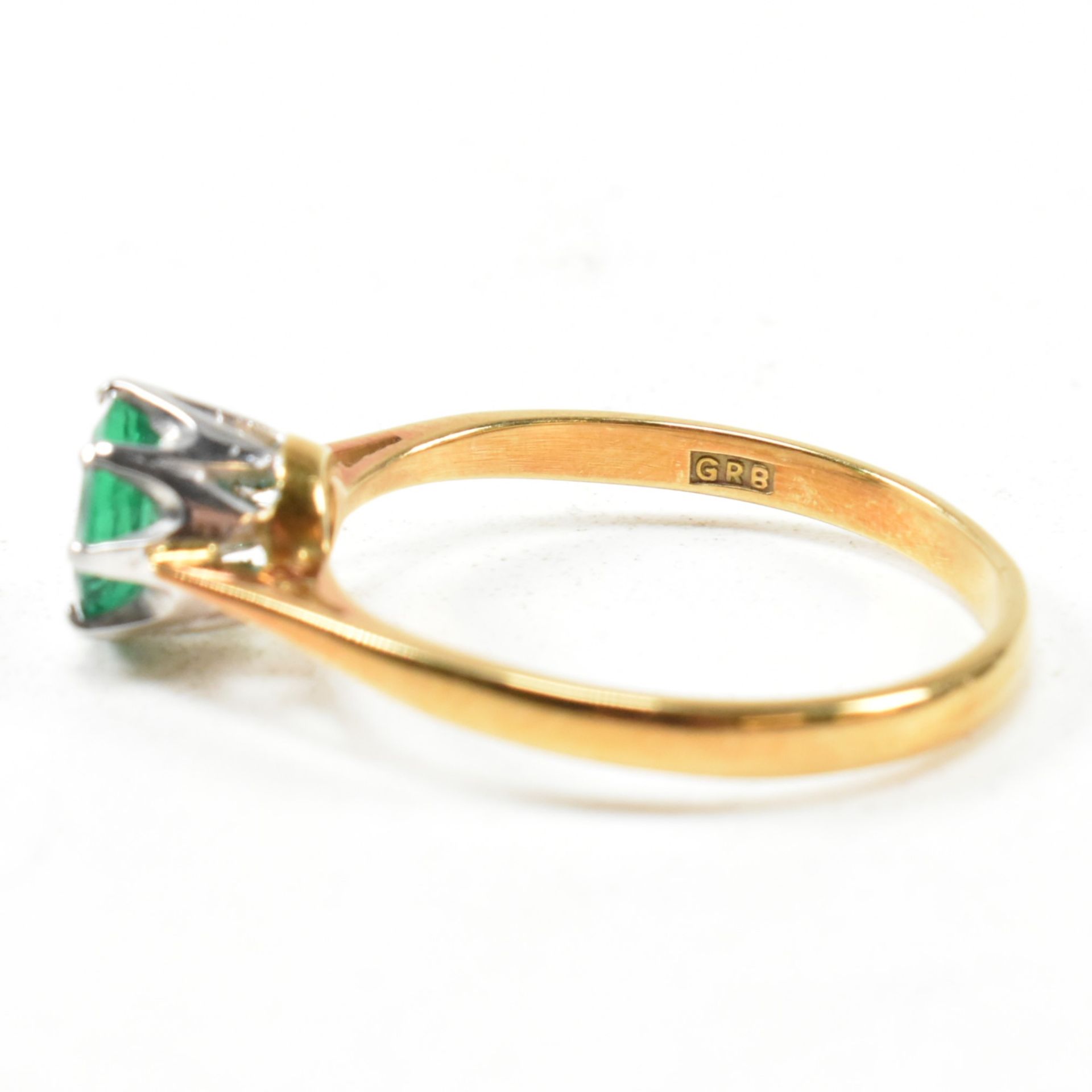 HALLMARKED 18CT GOLD & EMERALD SOLITAIRE RING - Image 6 of 10
