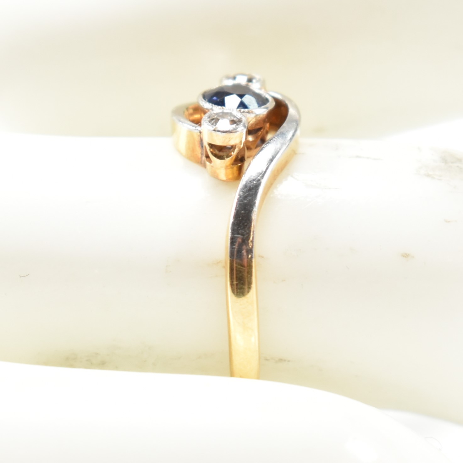 18CT GOLD DIAMOND & SAPPHIRE CROSSOVER RING - Bild 9 aus 9