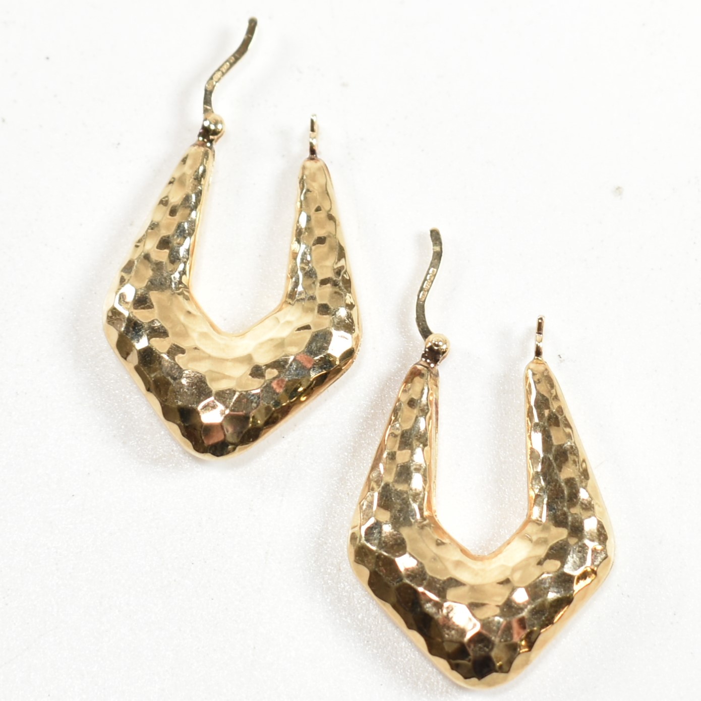 HALLMARKED 9CT GOLD HAMMERED HOOP EARRINGS - Image 6 of 6