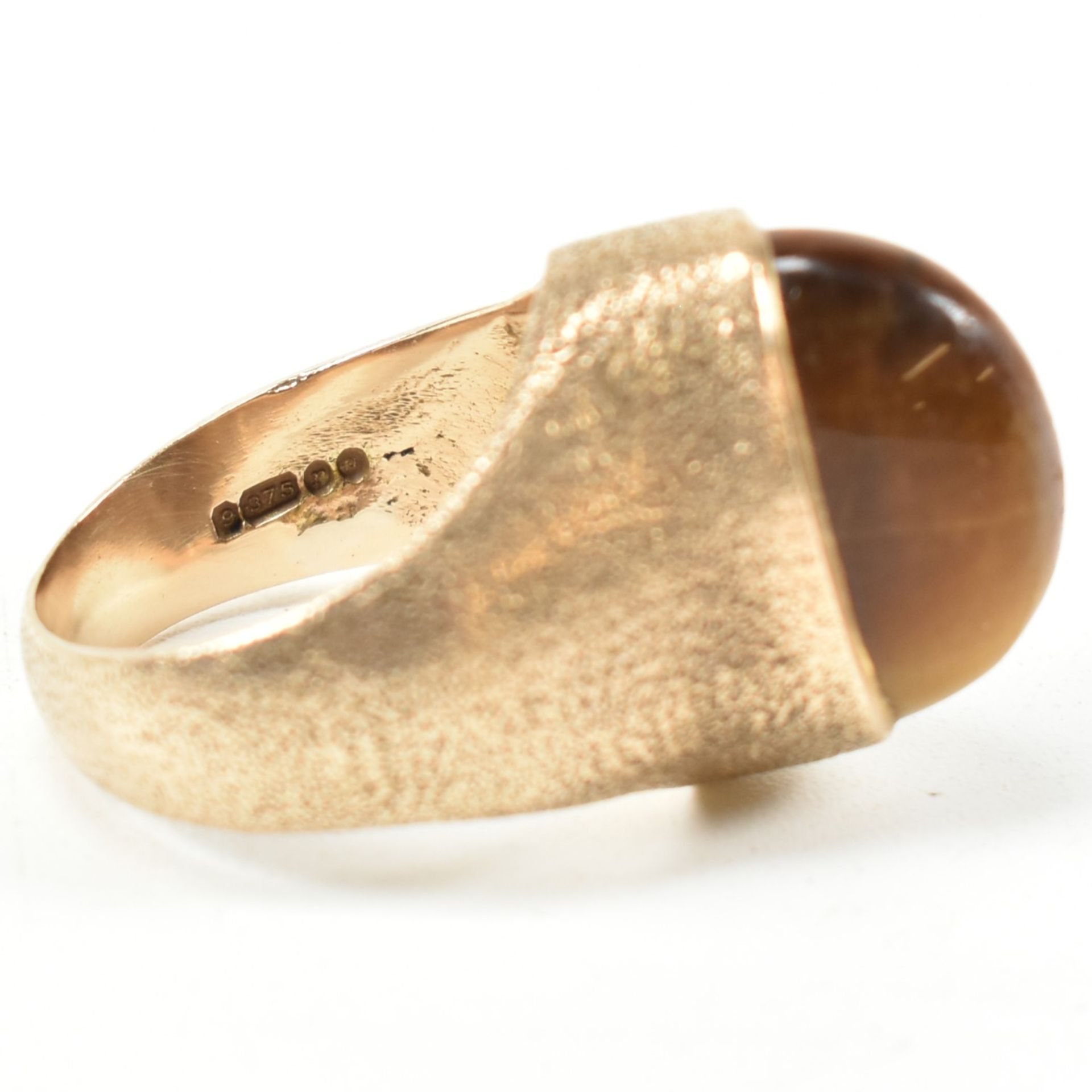 MODERNIST HALLMARKED 9CT GOLD & TIGERS EYE RING - Image 6 of 8