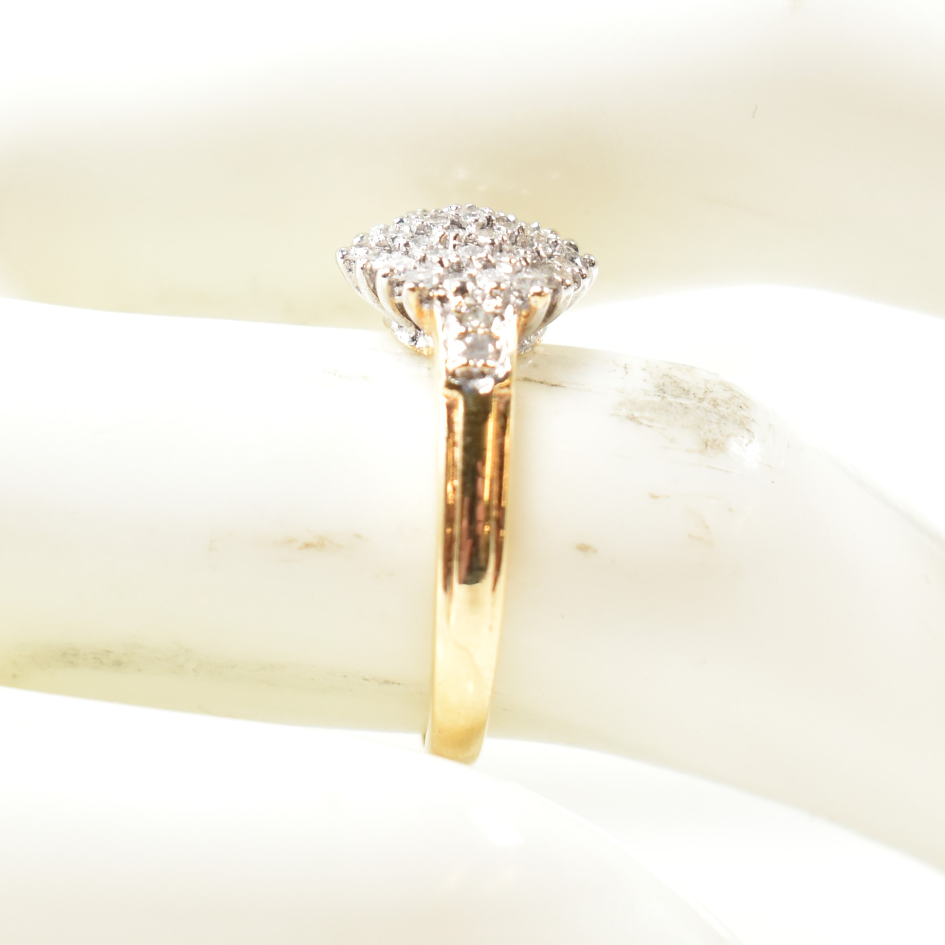 HALLMARKED 18CT GOLD & DIAMOND CLUSTER RING - Image 10 of 10