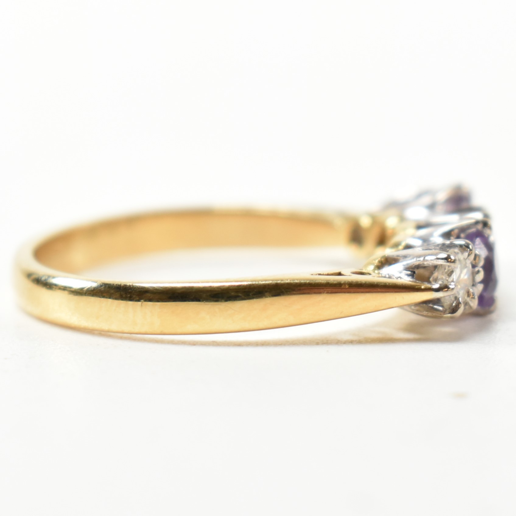 18CT GOLD AMETHYST & DIAMOND FIVE STONE RING - Image 4 of 9