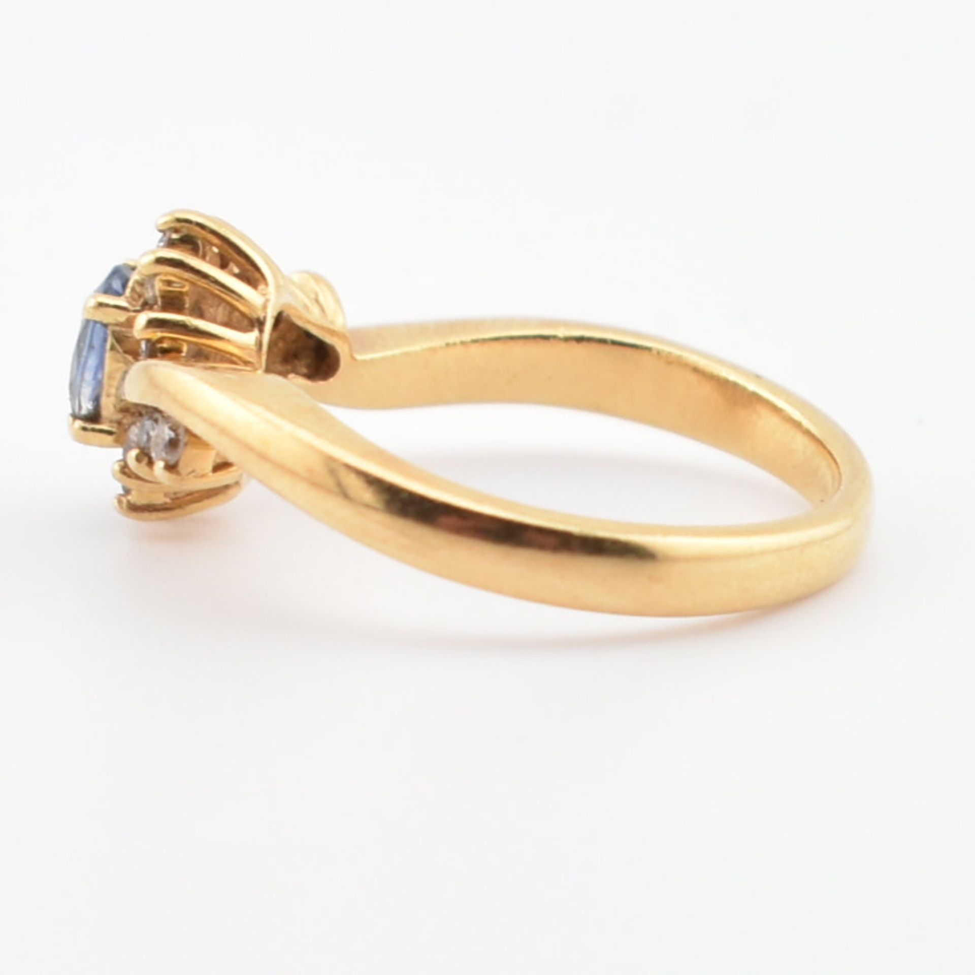 HALLMARKED 18CT GOLD CEYLON SAPPHIRE & DIAMOND RING - Image 4 of 8